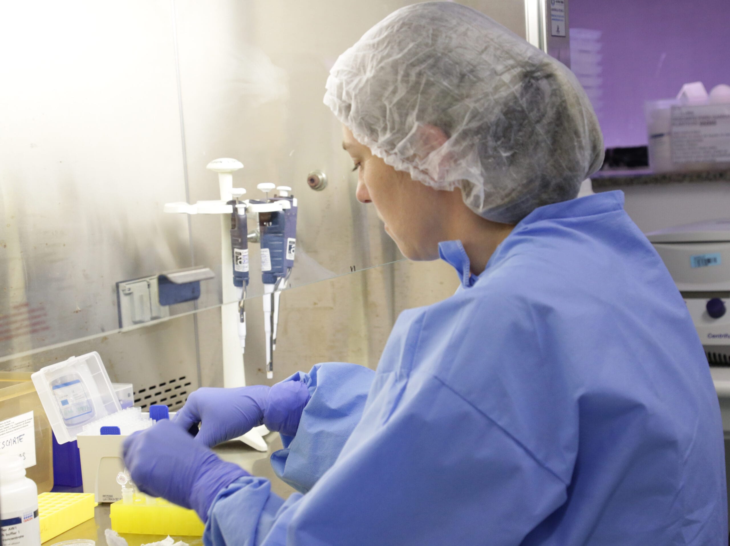Diagnóstico laboratorial de casos suspeitos do novo coronavírus no Laboratório de Vírus Respiratório e do Sarampo do Instituto Oswaldo Cruz (IOC/Fiocruz), centro de referência nacional em vírus respiratórios para o Ministério da Saúde. Rio de Janeiro (RJ), 6-7 fev. 2020. Foto: Josué Damacena/IOC/Fiocruz
