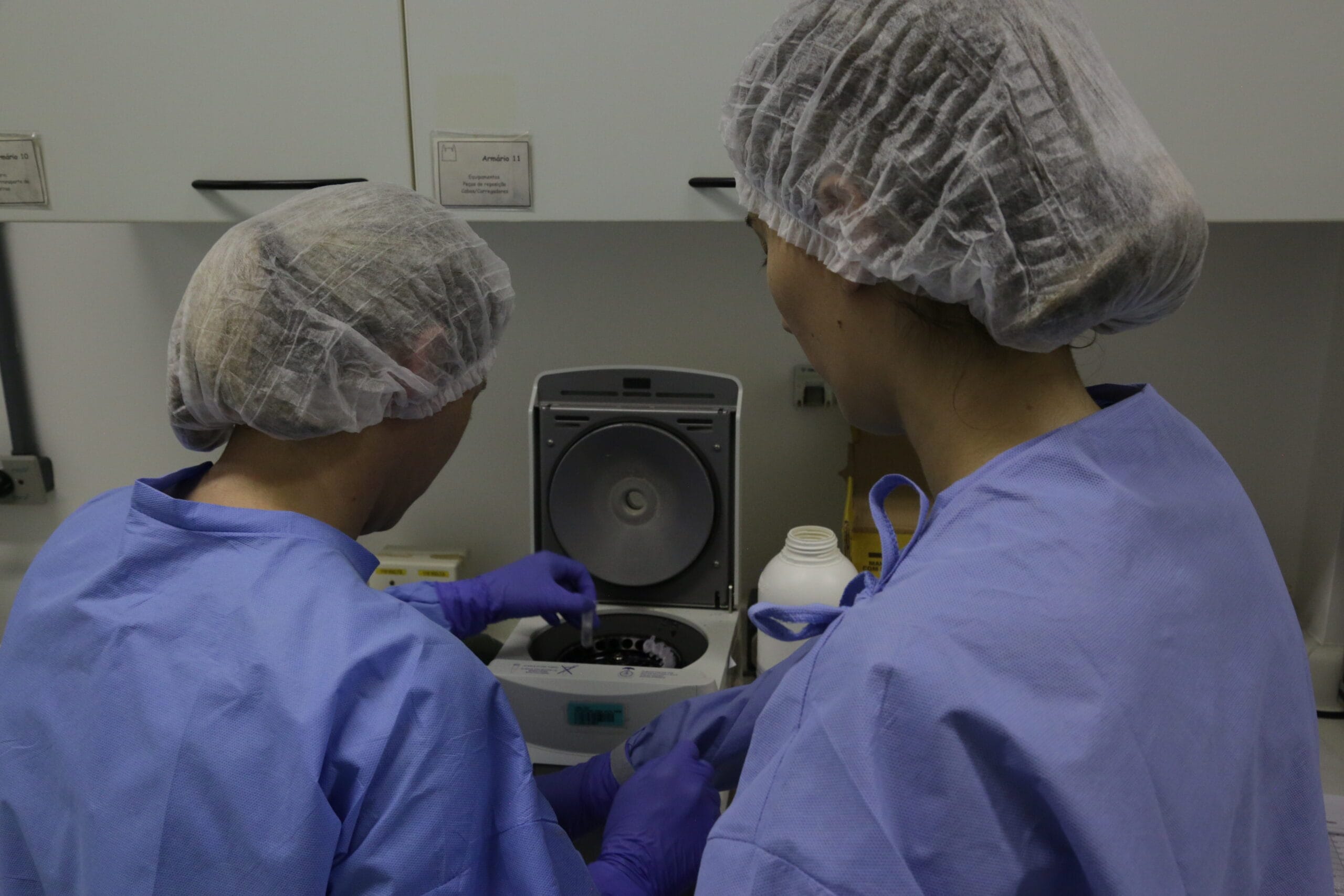 Diagnóstico laboratorial de casos suspeitos do novo coronavírus no Laboratório de Vírus Respiratório e do Sarampo do Instituto Oswaldo Cruz (IOC/Fiocruz), centro de referência nacional em vírus respiratórios para o Ministério da Saúde. Rio de Janeiro, 6-7 fev. 2020. Foto: Josué Damacena/IOC/Fiocruz