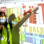Miniatura: Marly Zied, arquiteta responsável, apresenta o projeto durante visita às obras do Centro de Pesquisa, Inovação e Vigilância em Covid-19 e Emergências Sanitárias. Rio de Janeiro, 16 de maio de 2022. Foto: Peter Ilicciev. Acervo CCS/Fiocruz.