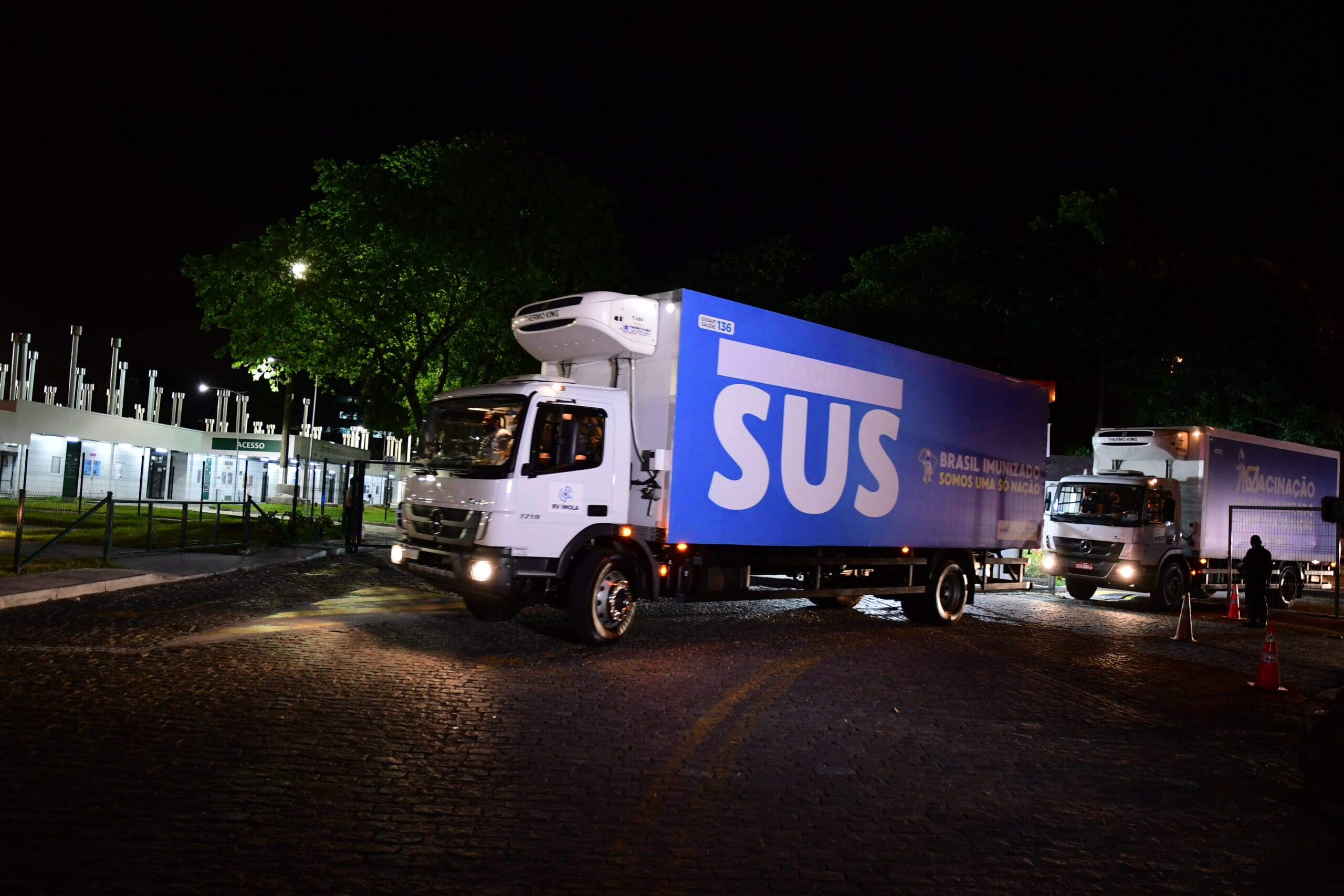 Chegada, na Fiocruz, do caminhão transportando as primeiras doses da vacina importadas do Instituto Sérum, fábrica da AstraZeneca na Índia, para uso emergencial no Brasil. Rio de Janeiro (RJ), 22 jan. 2021. Foto: Peter Ilicciev/CCS/Fiocruz.