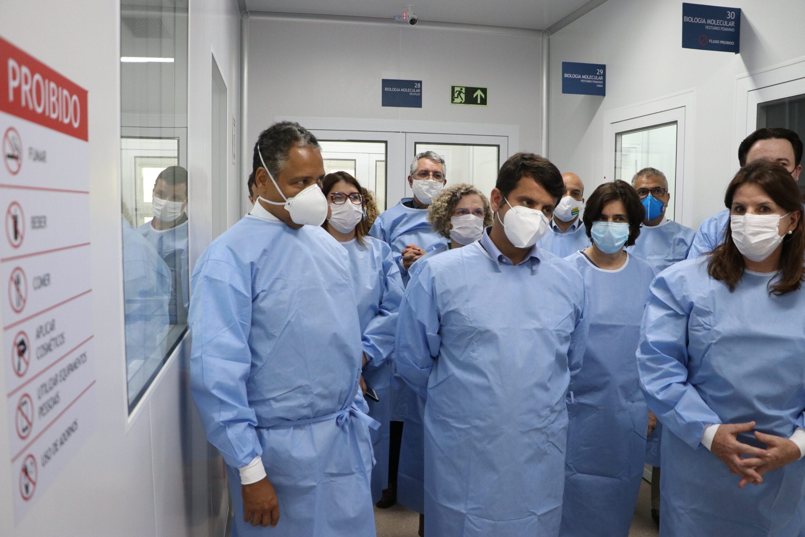 Parlamentares da Comissão Externa para Enfrentamento à Pandemia da Covid-19 da Câmara dos Deputados visitam a Unidade de Apoio ao Diagnóstico (Unadig) da Covid-19 na Fiocruz. Da direita para a esquerda: Deputada Carmen Zanotto, relatora da Comissão; Nísia Trindade Lima, presidente da Fiocruz; e o Deputado Doutor Luizinho, presidente da Comissão. Rio de Janeiro (RJ), 28 de julho de 2020. Foto: Peter Ilicciev/CCS/Fiocruz.
