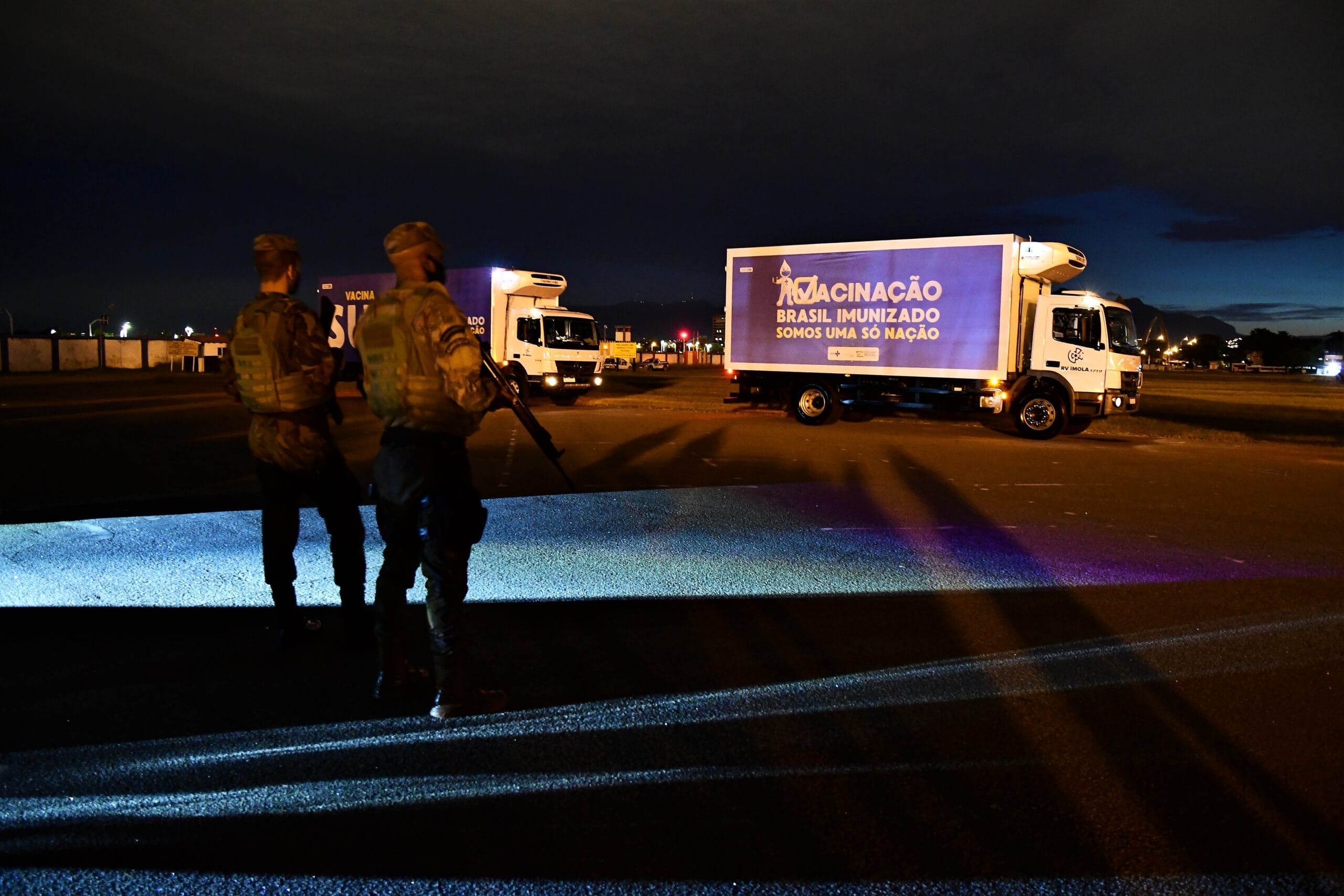 Caminhão responsável pelo transporte das vacinas saindo da Base Aérea do Galeão, com o apoio da Polícia Federal. Nesta imagem, é possível identificar três militares. Rio de Janeiro (RJ), 22 jan. 2021. Foto: Peter Ilicciev/CCS/Fiocruz.