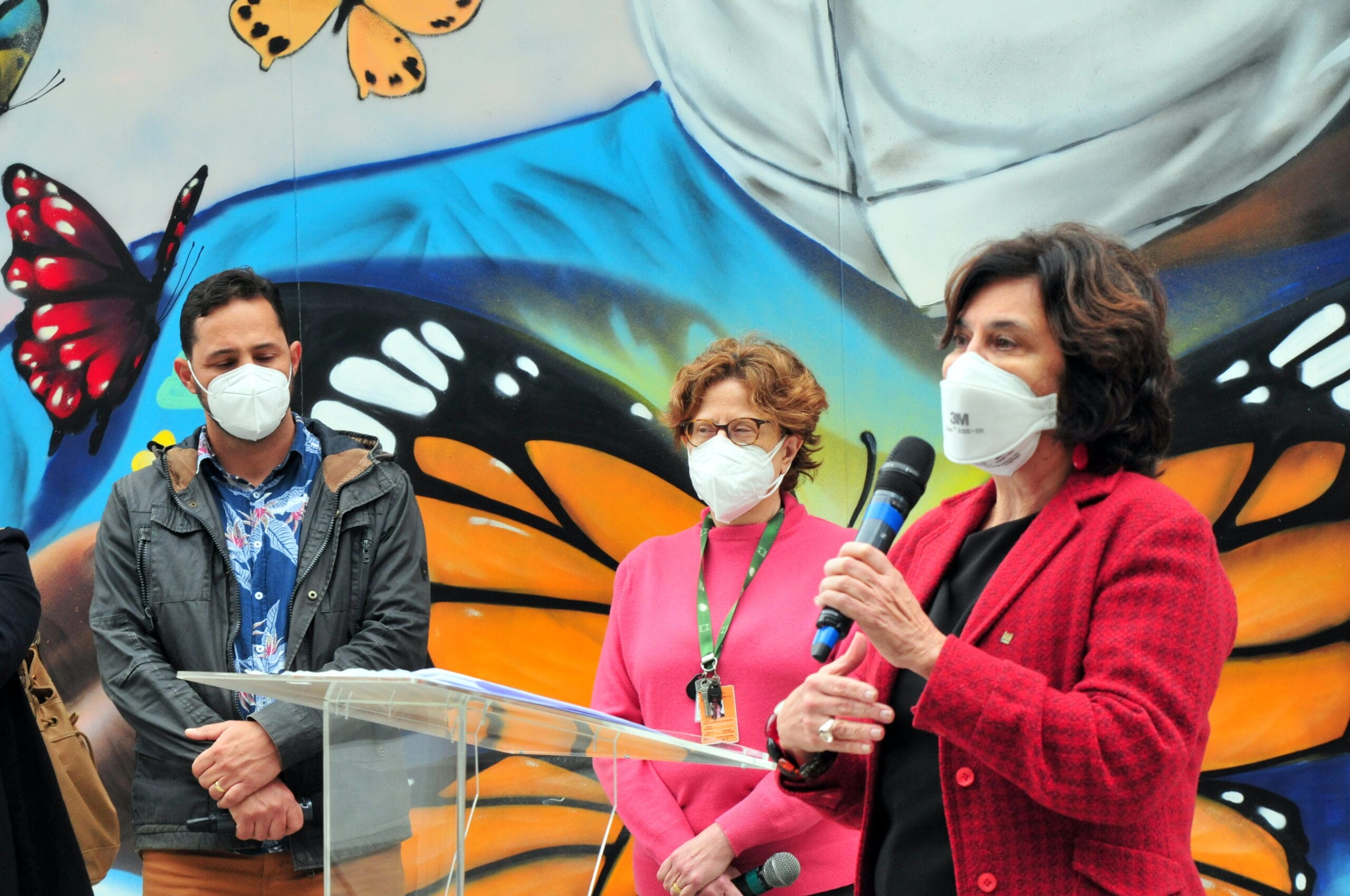 Inauguração do mural em homenagem aos trabalhadores do Centro Hospitalar Covid-19. Da direita para a esquerda: Nísia Trindade Lima, presidente da Fiocruz; Valdiléa Veloso, diretora do Instituto Nacional de Infectologia Evandro Chagas (INI)/Fiocruz; e Cadu Havengar, autor do mural (feito em parceria com Pas Schaefer). Rio de Janeiro (RJ), 30 jun. 2021. Foto: Pedro Paulo Gonçalves/CCS/Fiocruz.
