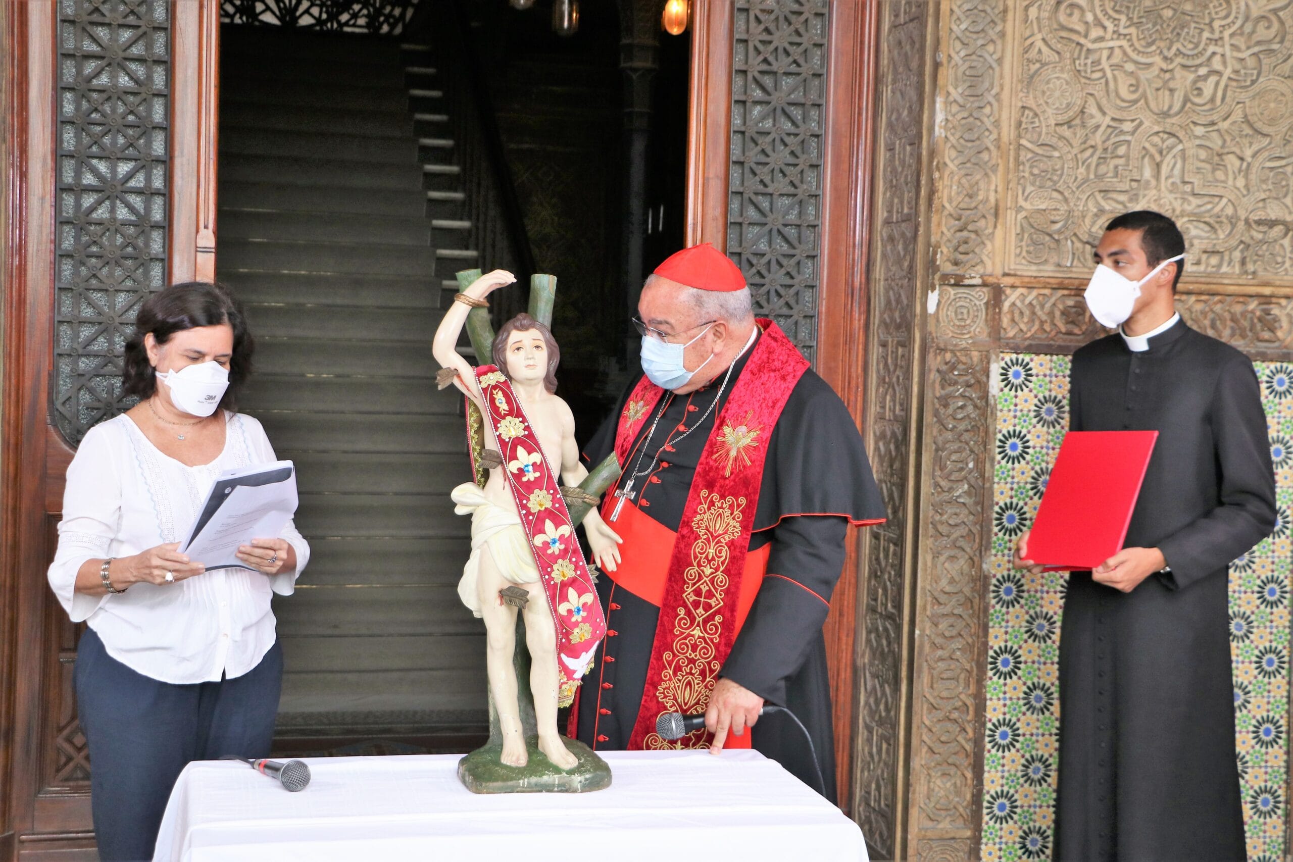 Imagem da galeria - Fiocruz recebe de Dom Orani Tempesta imagem peregrina de São Sebastião