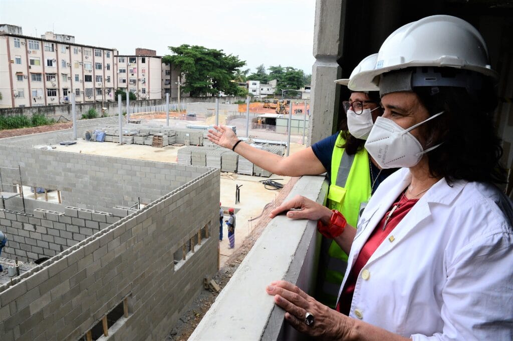 Marly Zied, arquiteta responsável, apresenta o projeto à presidente da Fiocruz, Nísia Trindade Lima, durante visita às obras do Centro de Pesquisa, Inovação e Vigilância em Covid-19 e Emergências Sanitárias. Rio de Janeiro, 16 de maio de 2022. Foto: Peter Ilicciev. Acervo CCS/Fiocruz.