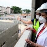 Miniatura: Marly Zied, arquiteta responsável, apresenta o projeto à presidente da Fiocruz, Nísia Trindade Lima, durante visita às obras do Centro de Pesquisa, Inovação e Vigilância em Covid-19 e Emergências Sanitárias. Rio de Janeiro, 16 de maio de 2022. Foto: Peter Ilicciev. Acervo CCS/Fiocruz.