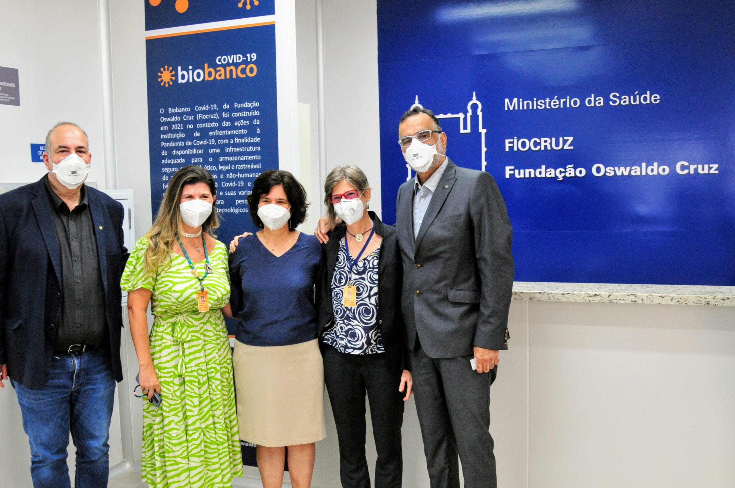 Inauguração do Biobanco Covid-19 da Fiocruz. Nísia Trindade Lima, presidente da Fundação (ao centro), com Marco Krieger, vice-presidente de Produção e Inovação em Saúde da Fiocruz, Mario Moreira, Vice-Presidente de Gestão e Desenvolvimento Institucional da Fiocruz, a gerente geral do BC19-Fiocruz, Manuela da Silva, e Renata Almeida de Souza (vestido verde), secretária executiva da Coordenação da Qualidade da Fiocruz. Rio de Janeiro (RJ), 13 dez. 2021. Foto: Pedro Paulo Gonçalves/CCS/Fiocruz.
