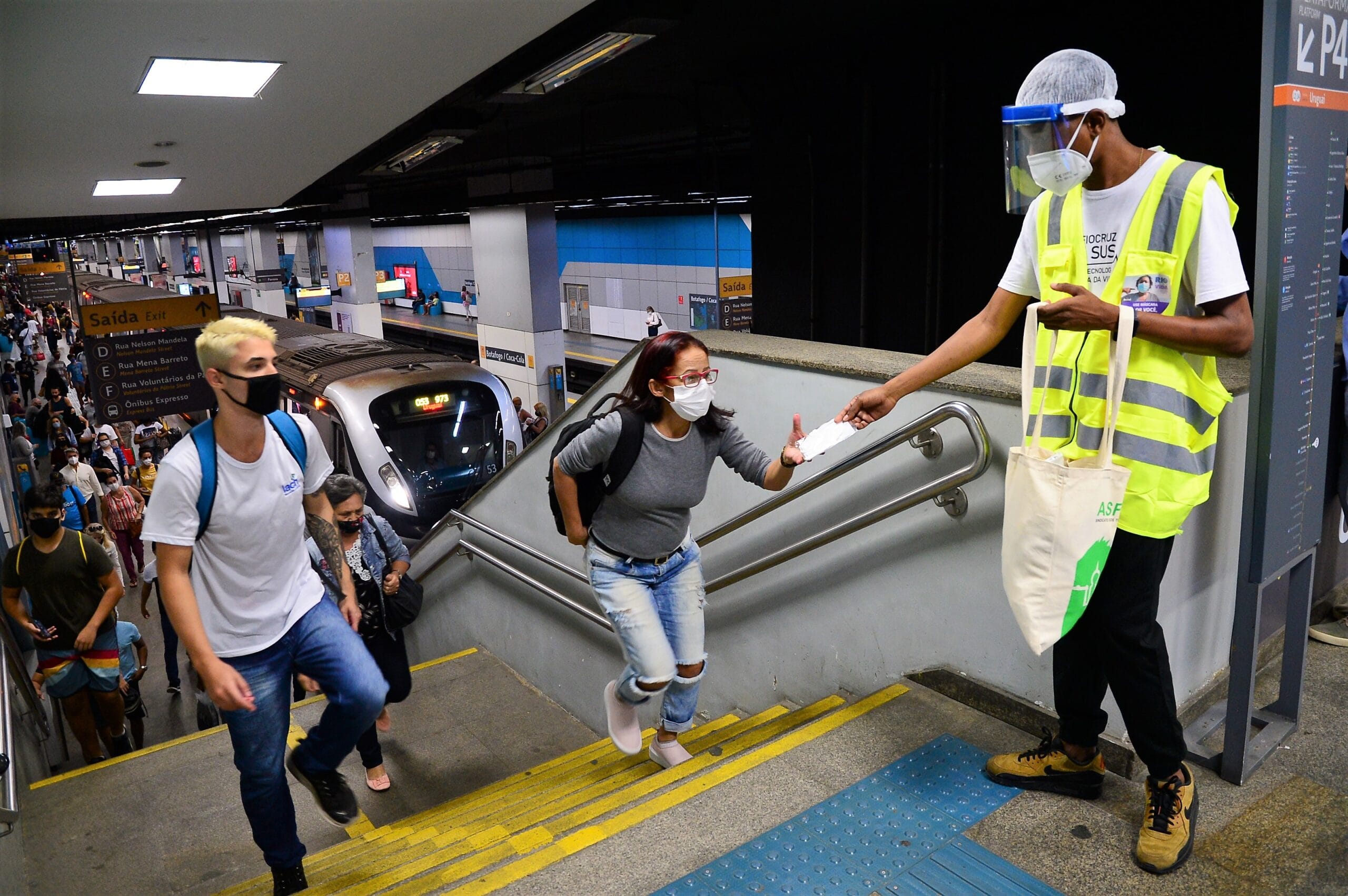 Fiocruz participa de campanha de distribuição de máscaras no metrô do Rio de Janeiro