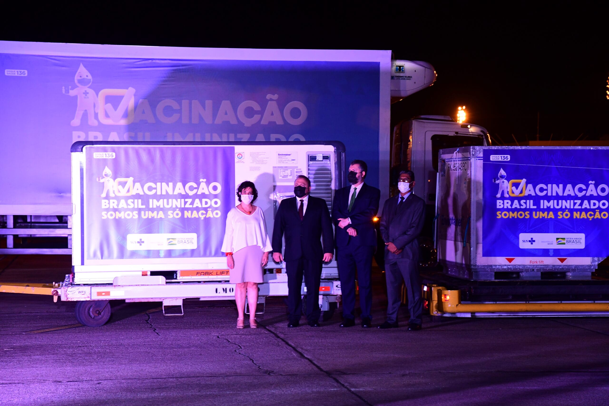 Chegada das primeiras doses da vacina na Base Aérea do Galeão, importadas da fábrica da AstraZeneca da Índia para uso emergencial no Brasil. Da esquerda para a direita: Nísia Trindade Lima, presidente da Fiocruz; Eduardo Pazuello, ministro da Saúde; Ernesto Araújo, ministro das Relações Exteriores, e Suresh K. Reddy, embaixador da Índia no Brasil. Rio de Janeiro (RJ), 22 jan. 2021. Foto: Peter Ilicciev/CCS/Fiocruz.