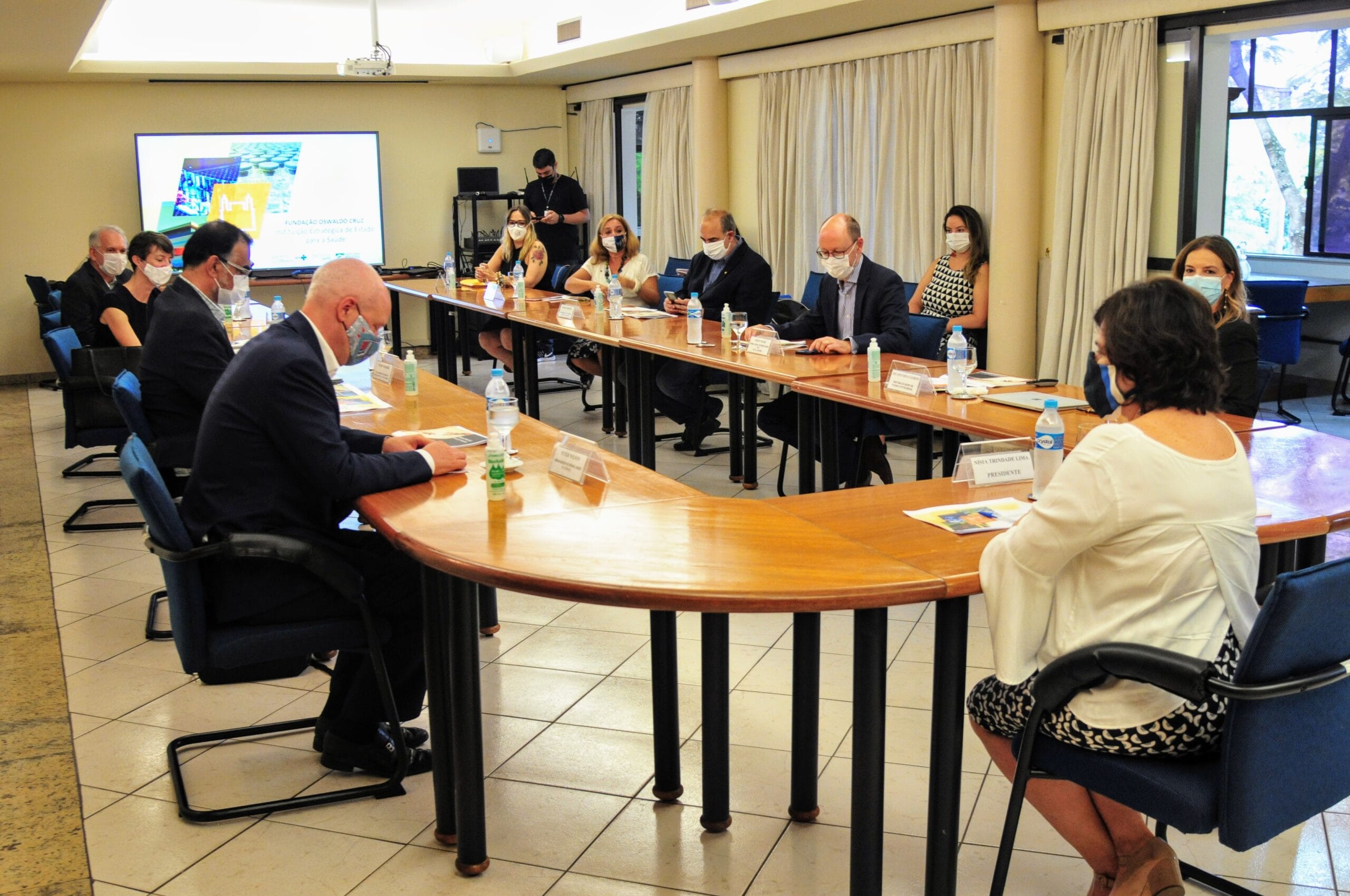 Reunião com Embaixador do Reino Unido no Brasil para discutir questões relacionadas à transferência de tecnologia para produção, pela Fiocruz, da vacina Oxford/AstraZeneca. À cabeceira da mesa, Nísia Trindade Lima, presidente da Fiocruz. Ao seu lado esquerdo, o embaixador do Reino Unido no Brasil Peter Wilson. Rio de Janeiro (rj), 05 mar. 2021. Foto: Pedro Paulo Gonçalves/CCS/Fiocruz.