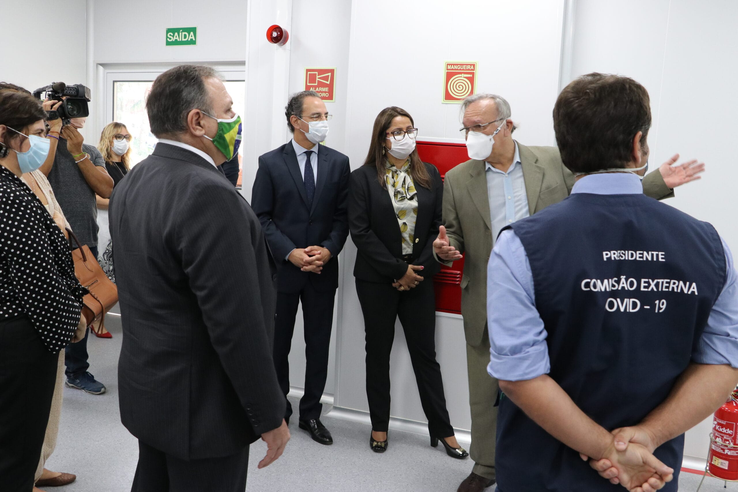 Visita do ministro da Saúde Eduardo Pazuello e do presidente da Comissão Externa para Enfrentamento da Covid-19 da Câmara dos Deputados, Deputado Doutor Luizinho, para a inauguração da Unidade de Apoio ao Diagnóstico da Covid-19 no campus Fiocruz Manguinhos. De frente para a câmera, Pedro Ribeiro Barbosa (de terno claro), do IBMP, e Paulo ChapChap, diretor-geral do Hospital Sírio-Libanês, representando a iniciativa Todos pela Saúde. Ao centro, Cristiane Pantaleão, representando o Conselho Nacional de Secretarias Municipais de Saúde (Conasems). Rio de Janeiro (RJ), 10 ago. 2020. Foto: Peter Ilicciev/CCS/Fiocruz.