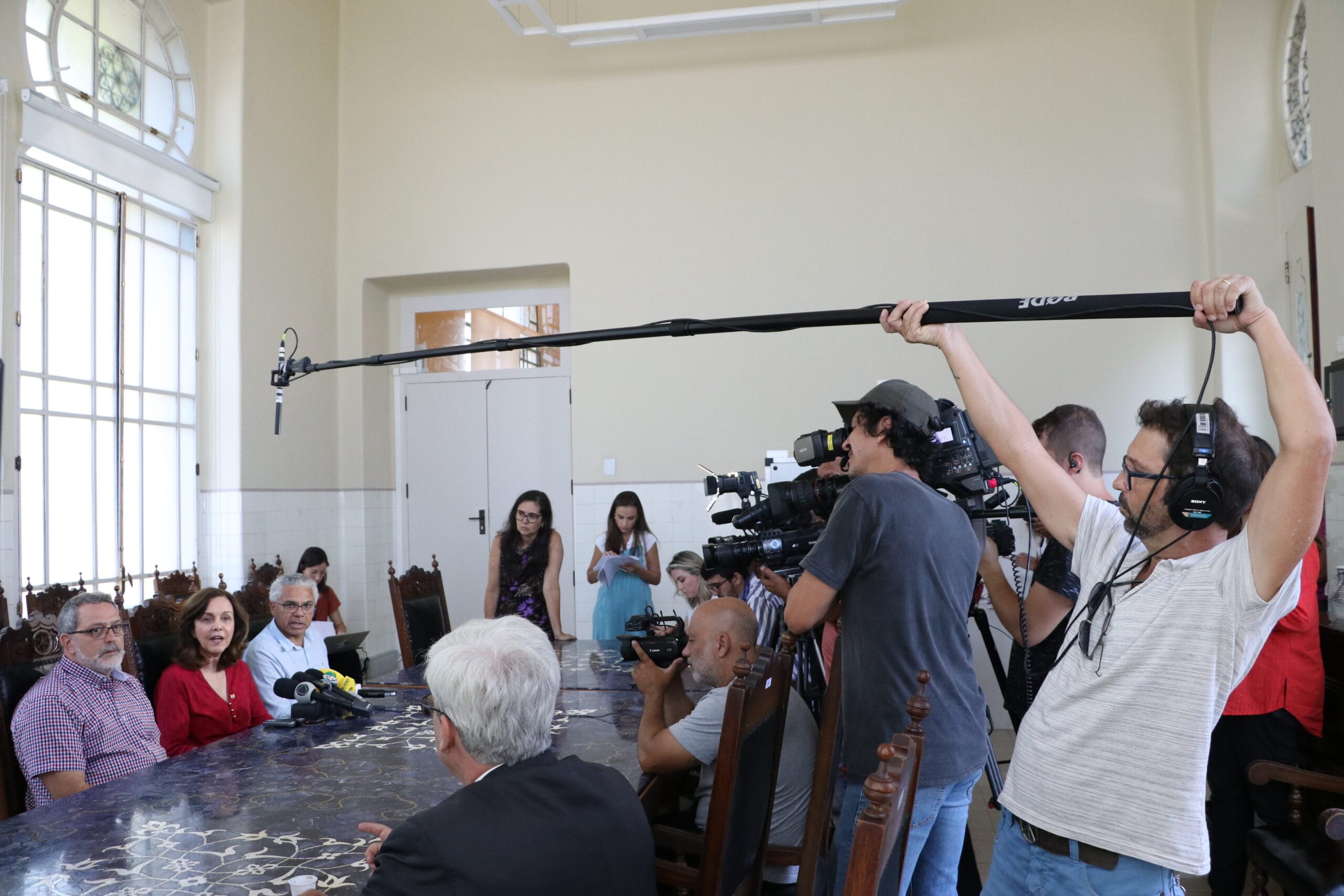 Coletiva de imprensa na Fiocruz sobre a declaração, pela Organização Mundial da Saúde (OMS), da pandemia de covid-19. Na mesa, da esquerda para a direita, Antonio Gomes Pinto Ferreira, vice-diretor de Reativos para Diagnósticos de Bio-Manguinhos; Marilda Siqueira, chefe do Laboratório de Vírus Respiratórios e Sarampo do Instituto Oswaldo Cruz/Fiocruz; e Valcler Rangel Fernandes, chefe de gabinete da presidência da Fiocruz. Ao fundo, com as mãos da mesa, Elisa Andries, coordenadora de Comunicação Social da Fiocruz. Rio de Janeiro, 11 de março de 2020. Foto: Peter Ilicciev. Acervo CCS/Fiocruz.