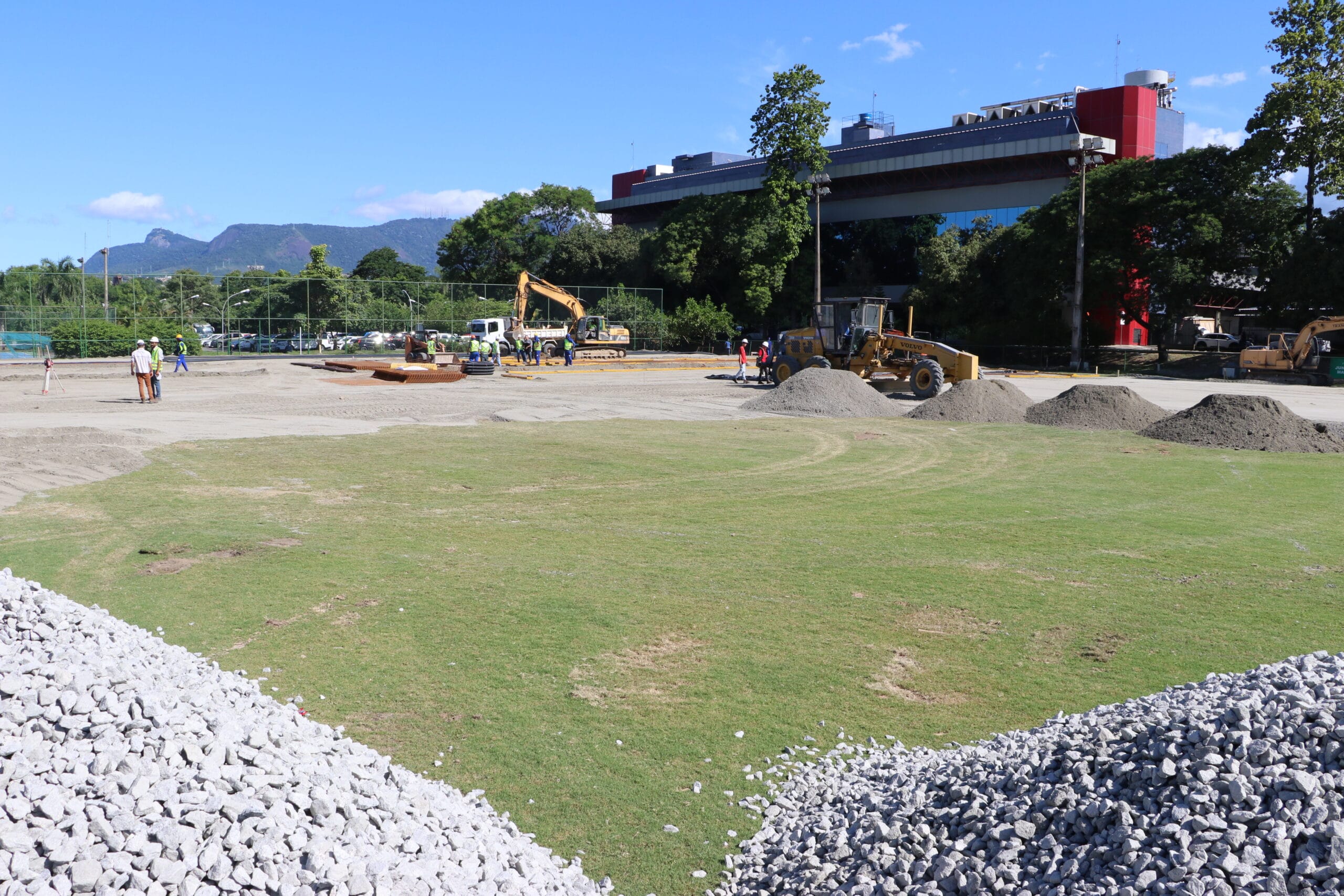 Obras para a construção do Centro Hospitalar Covid-19 da Fiocruz, no antigo campo de futebol, em frente ao prédio de Bio-Manguinhos. Rio de Janeiro (RJ), mar./abr. 2020. Foto: Peter Ilicciev/CCS/Fiocruz.