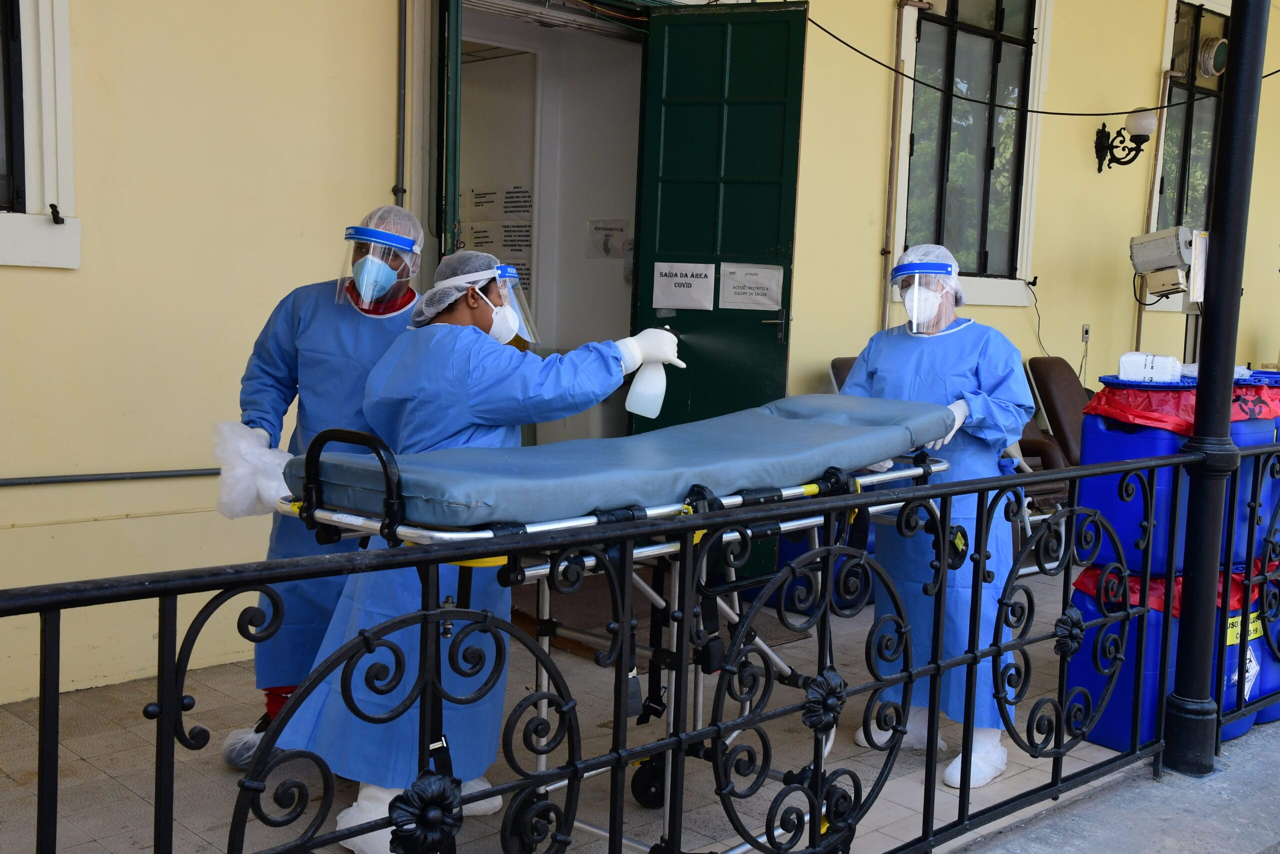 Transferência de pacientes do Pavilhão Gaspar Vianna, do Instituto Nacional de Infectologia Evandro Chagas/Fiocruz, para o Centro Hospitalar Covid-19 da Fiocruz. Rio de Janeiro (RJ), 17 mai. 2020. Foto: Peter Ilicciev/CCS/Fiocruz.