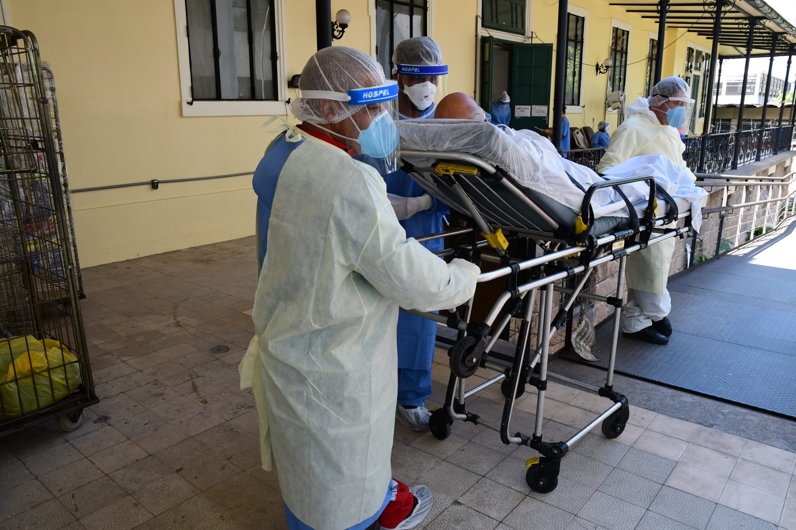 Transferência de pacientes do Pavilhão Gaspar Vianna, do Instituto Nacional de Infectologia Evandro Chagas/Fiocruz, para o Centro Hospitalar Covid-19 da Fiocruz. Rio de Janeiro (RJ), 17 mai. 2020. Foto: Peter Ilicciev/CCS/Fiocruz.
