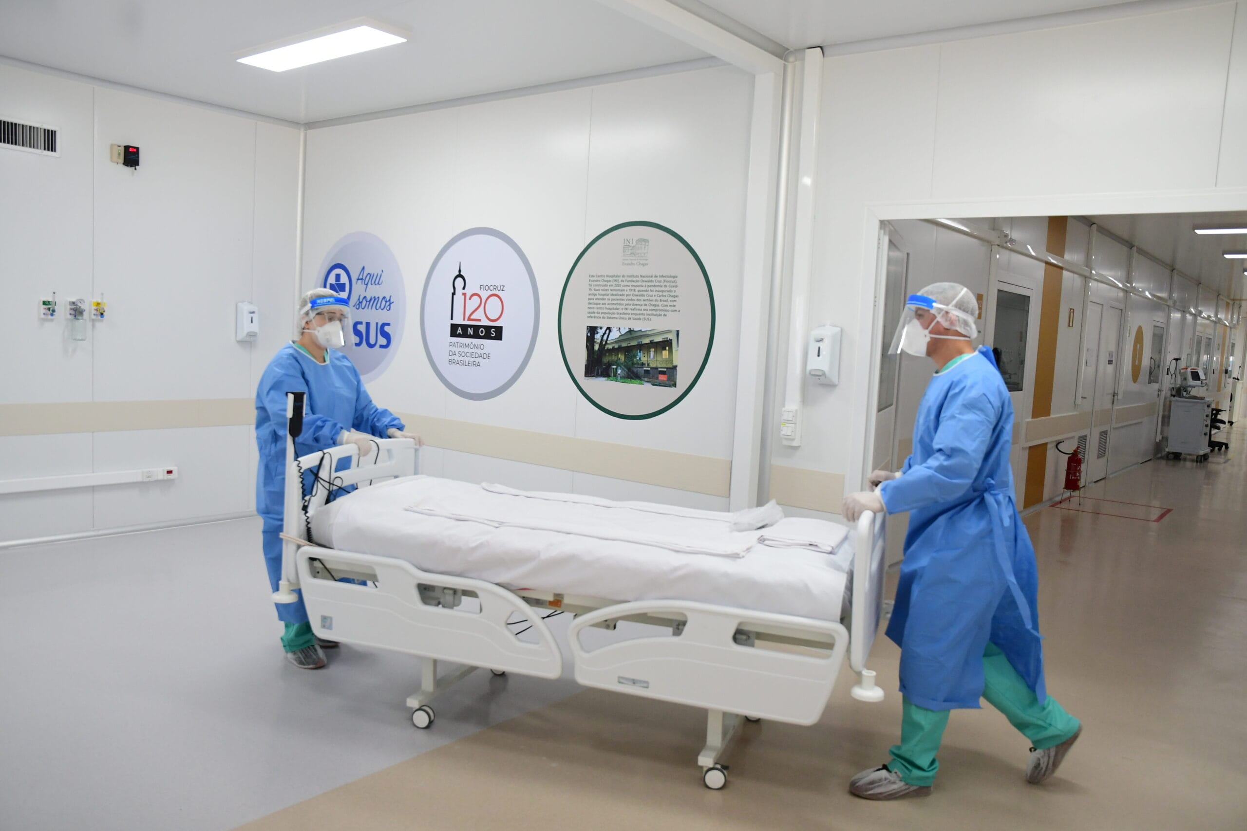 Preparação para a chegada de pacientes transferidos do Pavilhão Gaspar Vianna, do Instituto Nacional de Infectologia Evandro Chagas (INI)/Fiocruz, para o Centro Hospitalar Covid-19 da Fiocruz. Rio de Janeiro (RJ), 17 mai. 2020. Foto: Peter Ilicciev/CCS/Fiocruz.