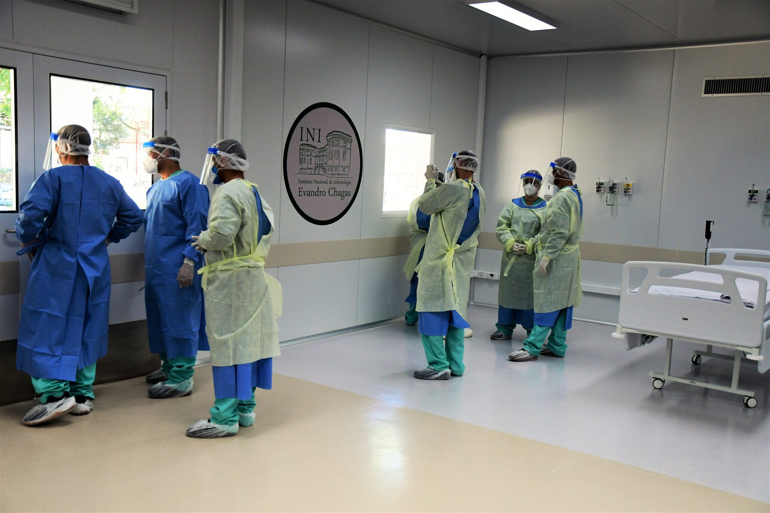 Profissionais de saúde aguardam a chegada de pacientes transferidos do Pavilhão Gaspar Vianna, do Instituto Nacional de Infectologia Evandro Chagas (INI)/Fiocruz, para o Centro Hospitalar Covid-19 da Fiocruz. Rio de Janeiro (RJ), 17 de maio de 2020. Foto: Peter Ilicciev/CCS/Fiocruz.