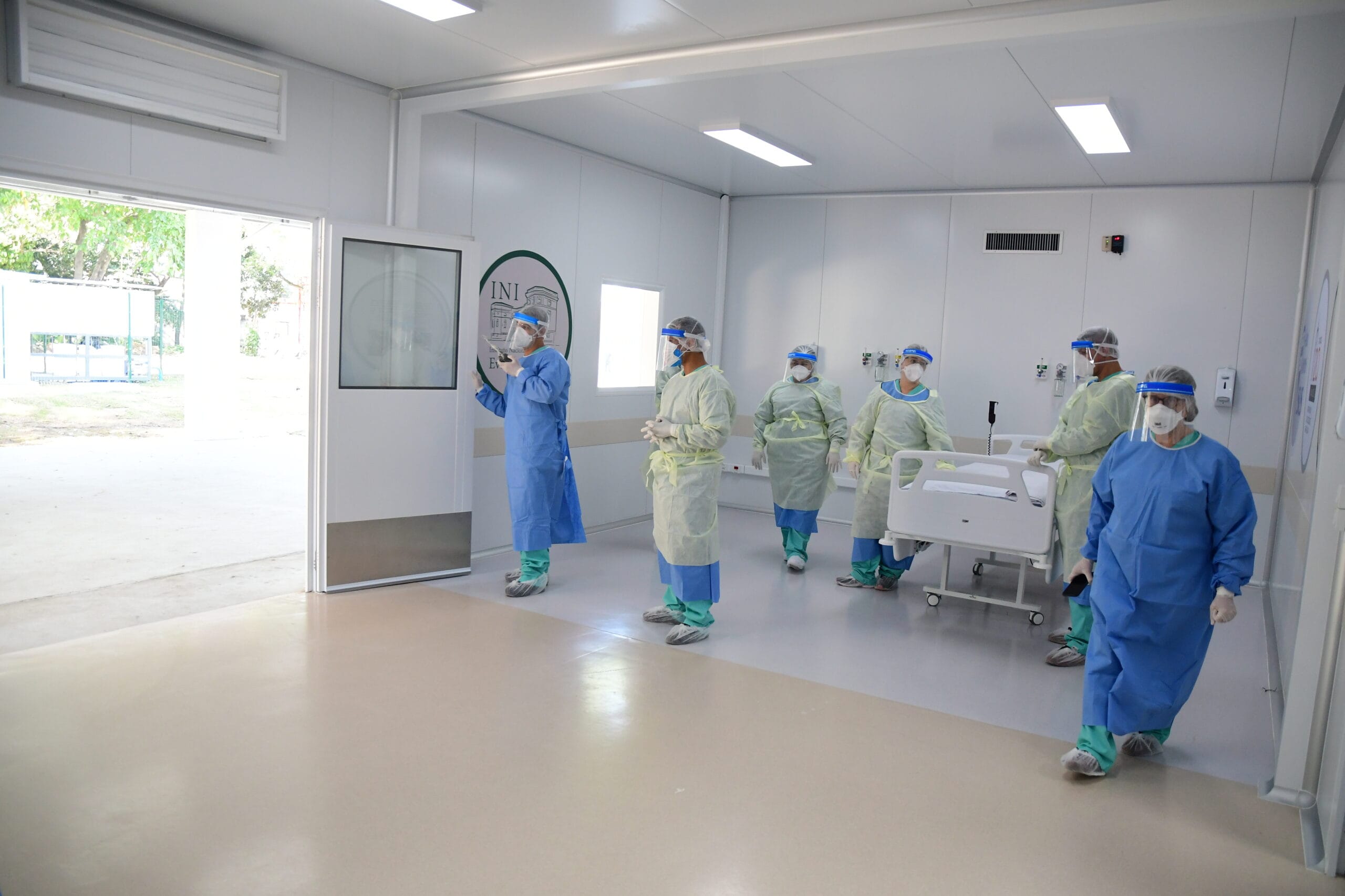 Profissionais de saúde aguardam a chegada de pacientes transferidos do Pavilhão Gaspar Vianna, do Instituto Nacional de Infectologia Evandro Chagas (INI)/Fiocruz, para o Centro Hospitalar Covid-19 da Fiocruz. Rio de Janeiro (RJ), 17 mai. 2020. Foto: Peter Ilicciev/CCS/Fiocruz.