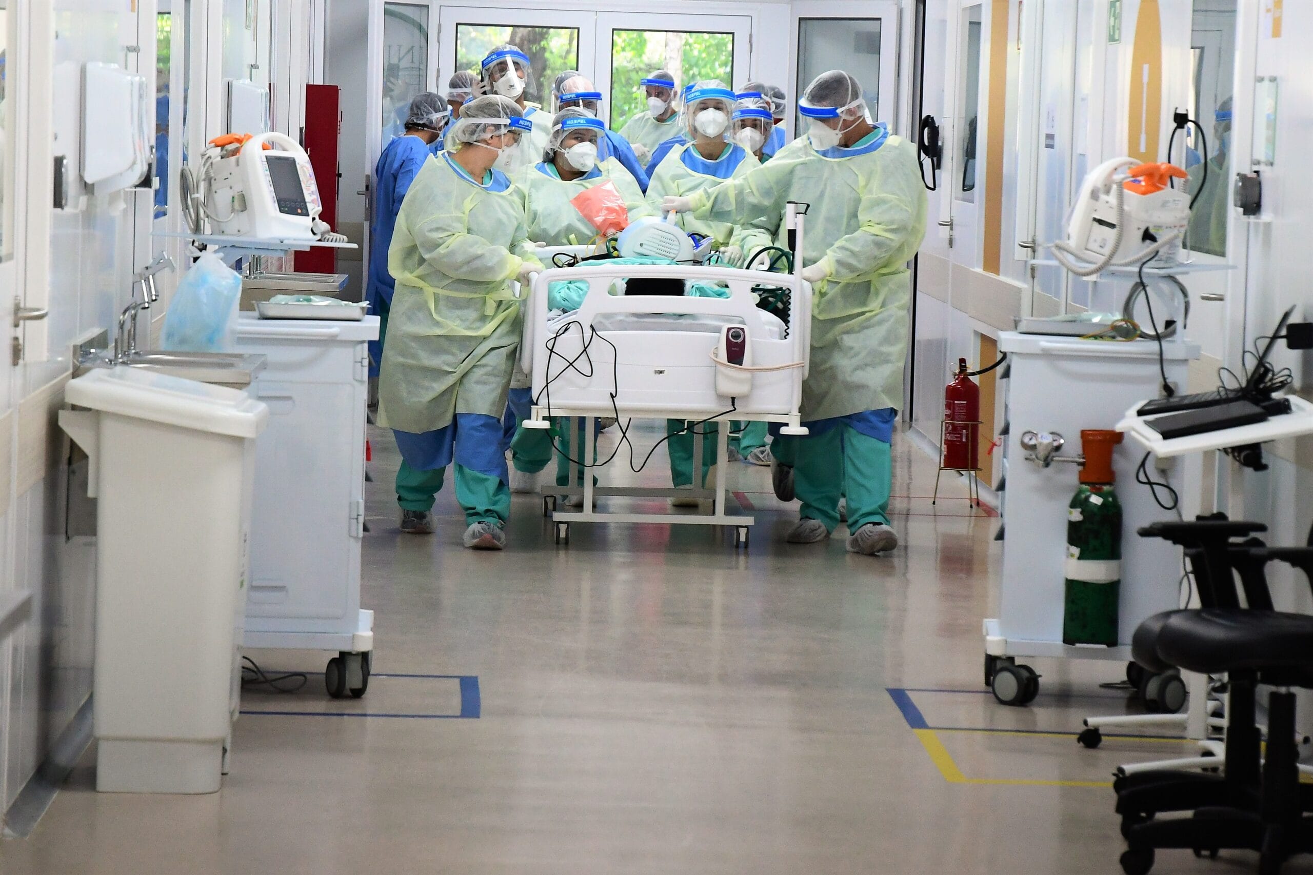 Chegada dos primeiros pacientes ao Centro Hospitalar Covid-19 da Fiocruz, transferidos do Pavilhão Gaspar Vianna, do Instituto Nacional de Infectologia Evandro Chagas (INI)/Fiocruz. Rio de Janeiro (RJ), 17 mai. 2020. Foto: Peter Ilicciev/CCS/Fiocruz.