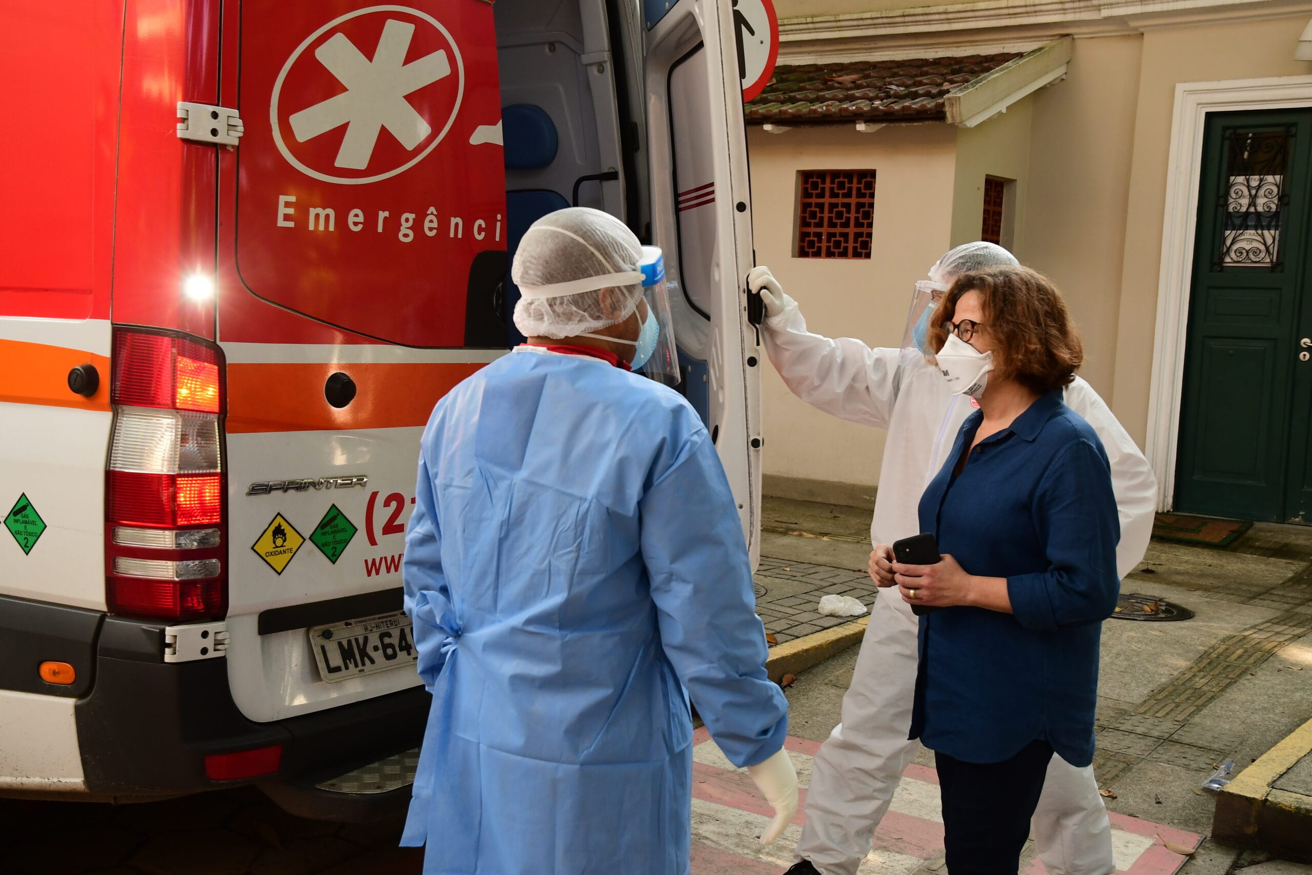 Valdilea Veloso, diretora do Instituto Nacional de Infectologia Evandro Chagas (INI)/Fiocruz, orienta transferência de pacientes do Pavilhão Gaspar Vianna para o Centro Hospitalar Covid-19 da Fiocruz. Rio de Janeiro (RJ), 17 mai. 2020. Foto: Peter Ilicciev/CCS/Fiocruz.