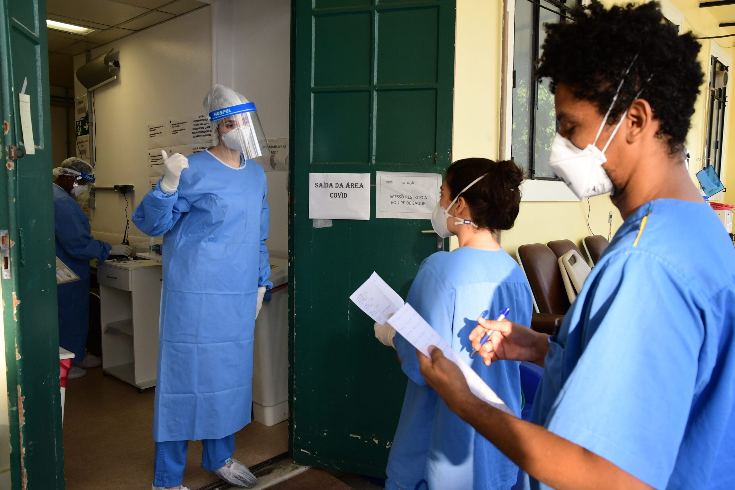 Transferência de pacientes do Pavilhão Gaspar Vianna, do Instituto Nacional de Infectologia Evandro Chagas (INI)/Fiocruz, para o Centro Hospitalar Covid-19 da Fiocruz. Rio de Janeiro (RJ), 17 mai. 2020. Foto: Peter Ilicciev/CCS/Fiocruz.