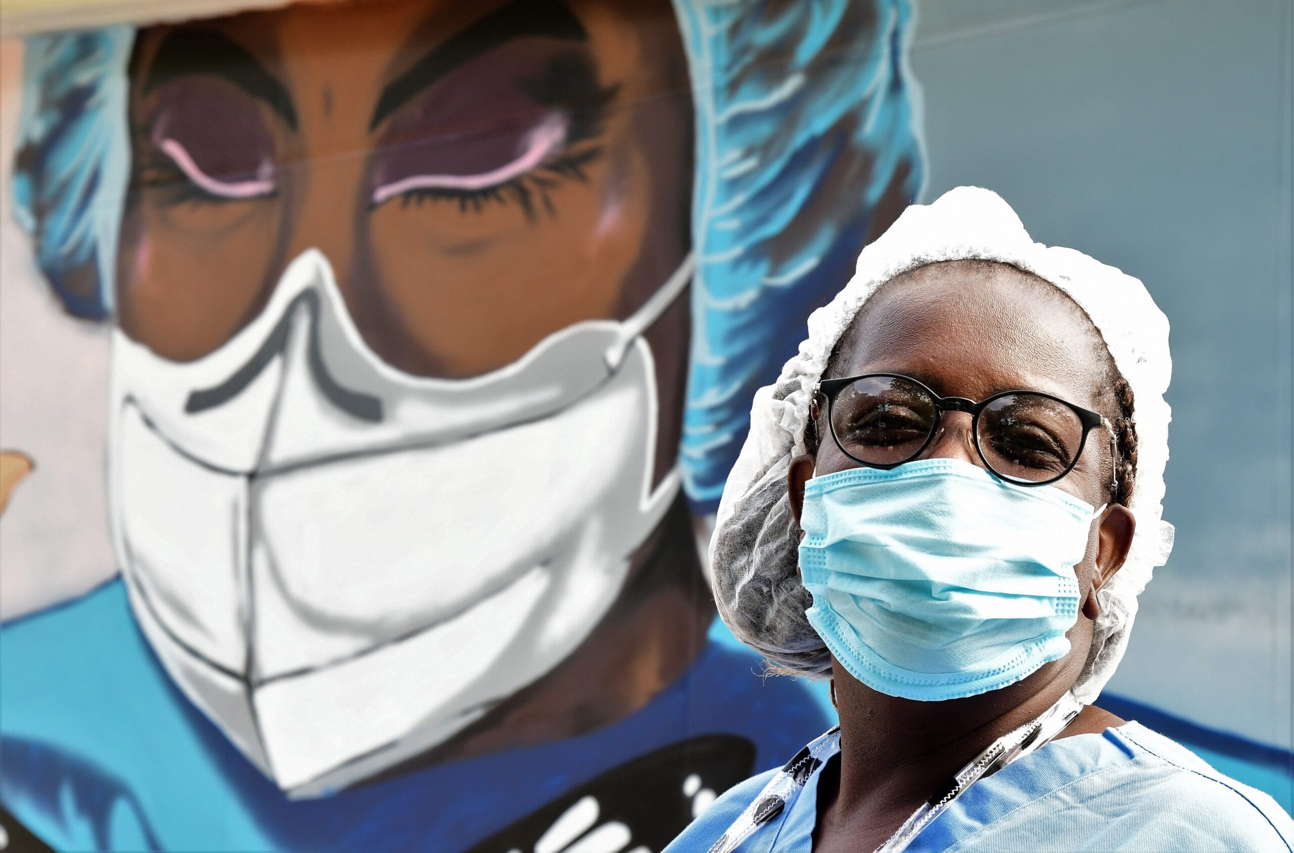 Confecção do mural em homenagem aos trabalhadores do Centro Hospitalar Covid-19. Rio de Janeiro (RJ), 17 jun. 2021. Foto: Peter Ilicciev/CCS/Fiocruz.