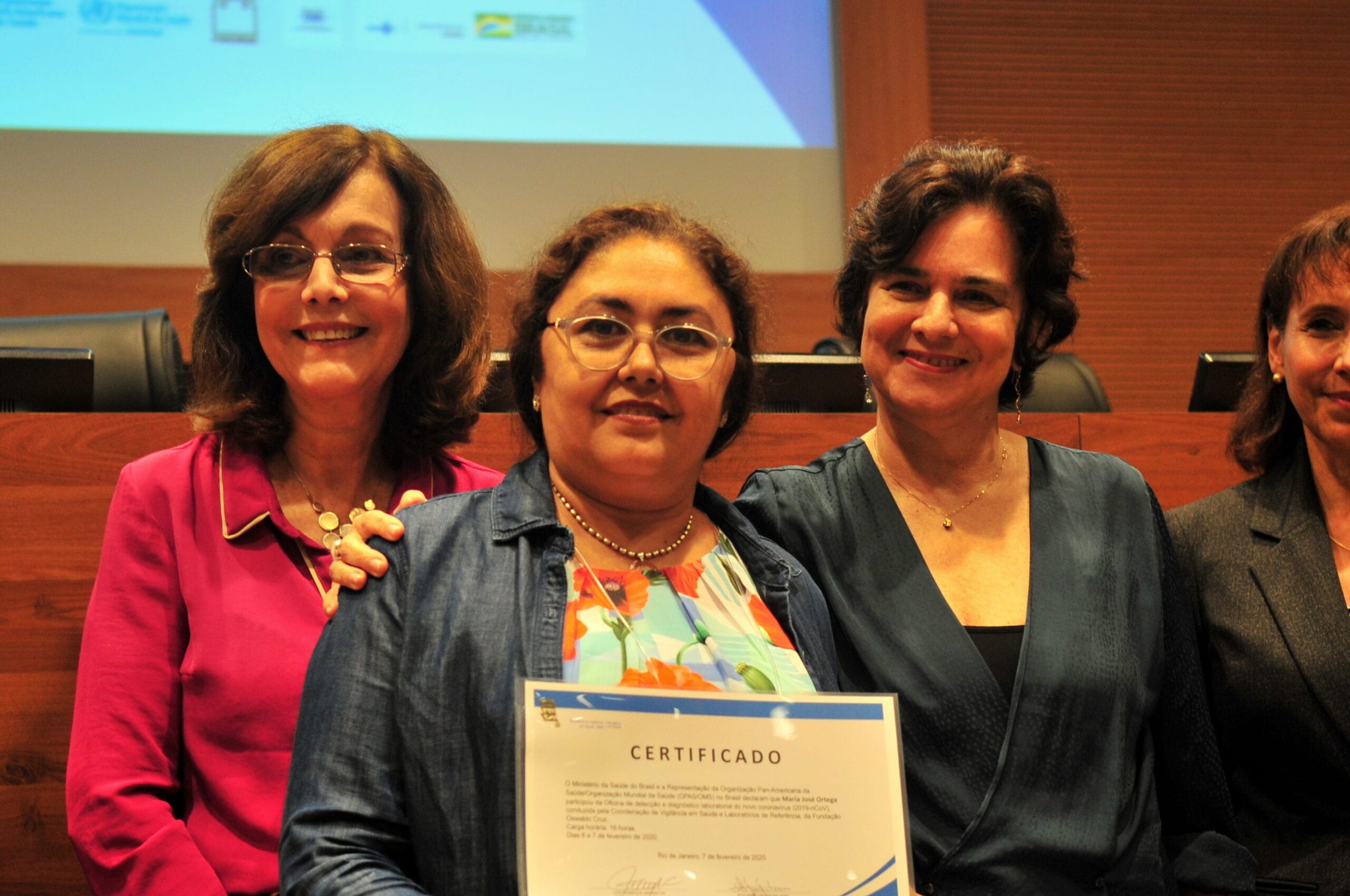 Maria José Ortega recebe certificado de participação na oficina de capacitação de laboratórios públicos latino-americanos para o diagnóstico do novo coronavírus, organizada pelo Ministério da Saúde e pela Organização Panamericana da Saúde (OPAS) e realizada na Fiocruz. Da esquerda para a direita: Marilda Siqueira, chefe do Laboratório de Vírus Respiratórios e Sarampo/Instituto Oswaldo Cruz/Fiocruz; Maria José Ortega; Nísia Trindade Lima, presidente da Fiocruz; e Socorro Gross, Organização Panamericana da Saúde. Rio de Janeiro (RJ), 6-7 fev. 2020. Foto: Pedro Paulo/CCS/Fiocruz.