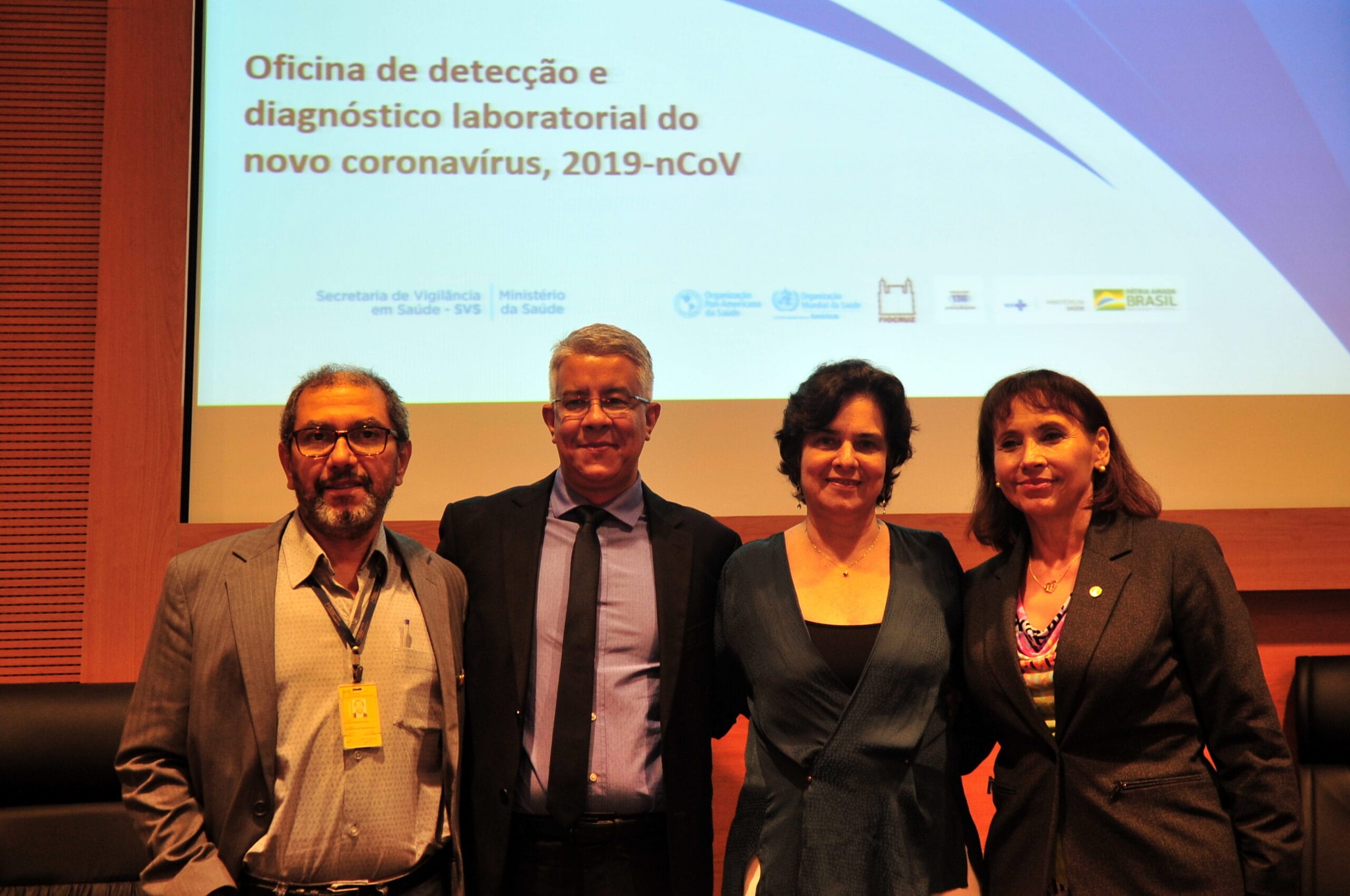 Encerramento da oficina de capacitação de laboratórios públicos latino-americanos para o diagnóstico do novo coronavírus, organizada pelo Ministério da Saúde e pela Organização Panamericana da Saúde (OPAS) e realizada na Fiocruz. Da esquerda para a direita: Rivaldo Venâncio Cunha, da Coordenação de Vigilância em Saúde e Laboratórios de Referência/Fiocruz; Wanderson de Oliveira, Secretário de Vigilância em Saúde do Ministério da Saúde; Nísia Trindade Lima, presidente da Fiocruz; e Socorro Gros, representante da Organização Pan-Americana da Saúde (OPAS). Rio de Janeiro (RJ), 6-7 fev. 2020. Foto: Pedro Paulo/CCS/Fiocruz.