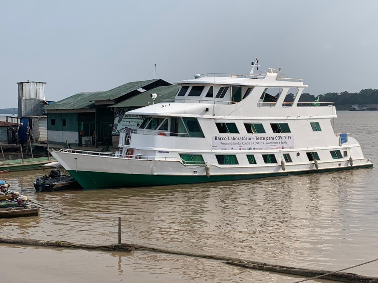 Barco-laboratório, com capacidade para até 30 pessoas, que circulou na região de tríplice fronteira do Alto Solimões, na Amazônia, oferecendo testagem e atendimento a populações ribeirinhas, no segundo semestre de 2021. Foto: Fiocruz