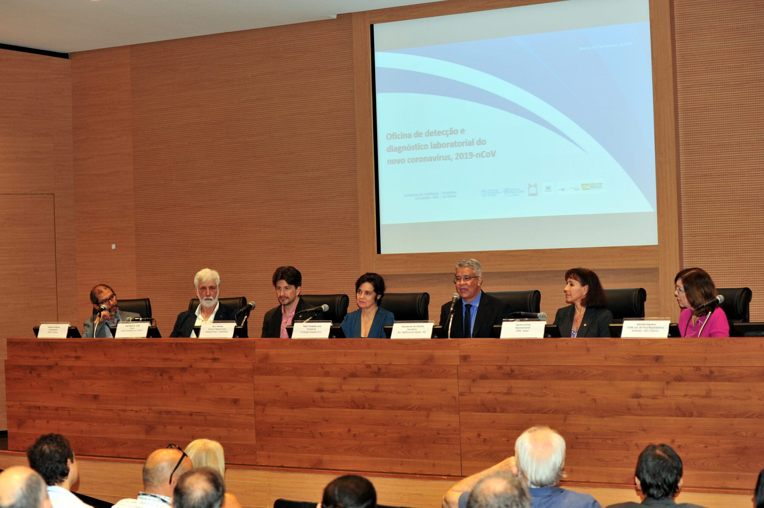 Mesa de Encerramento da oficina de capacitação de laboratórios públicos latino-americanos para o diagnóstico do novo coronavírus, organizada pelo Ministério da Saúde e pela Organização Panamericana da Saúde (OPAS) e realizada na Fiocruz. Da esquerda para a direita: Rivaldo Venâncio Cunha, Coordenação de Vigilância em Saúde e Laboratórios de Referência/Fiocruz; José Paulo Gagliardi Leite, diretor do Instituto Oswaldo Cruz; Jairo Mendez, assessor regional da Organização Panamericana da Saúde para doenças virais; Nísia Trindade Lima, presidente da Fiocruz; Wanderson de Oliveira, Secretário de Vigilância em Saúde/Ministério da Saúde; Socorro Gross, Organização Panamericana da Saúde; e Marilda Siqueira, chefe do Laboratório de Vírus Respiratórios e Sarampo/Instituto Oswaldo Cruz/Fiocruz. Rio de Janeiro (RJ), 6-7 fev. 2020. Foto: Pedro Paulo/CCS/Fiocruz.