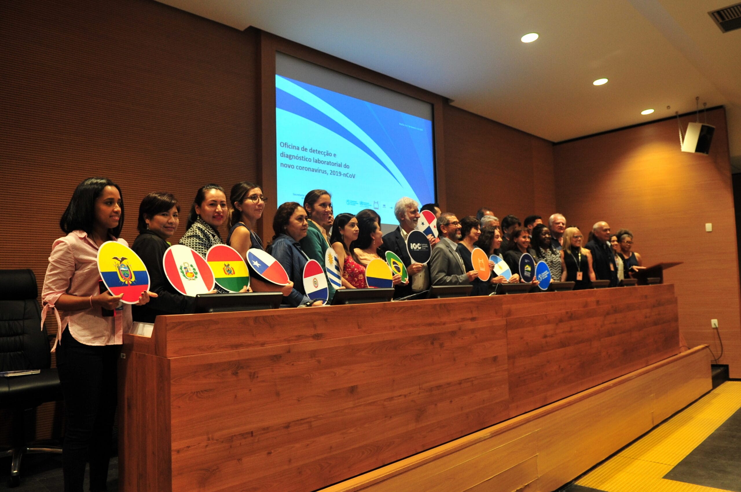 Representantes dos laboratórios públicos dos países latino-americanos durante oficina de capacitação para o diagnóstico do novo coronavírus, organizada pelo Ministério da Saúde e pela Organização Panamericana da Saúde (OPAS) e realizada na Fiocruz, no Laboratório de Vírus Respiratórios e do Sarampo do Instituto Oswaldo Cruz. Rio de Janeiro (RJ), 6-7 fev. 2020. Foto: Pedro Paulo/CCS/Fiocruz.
&nbsp;