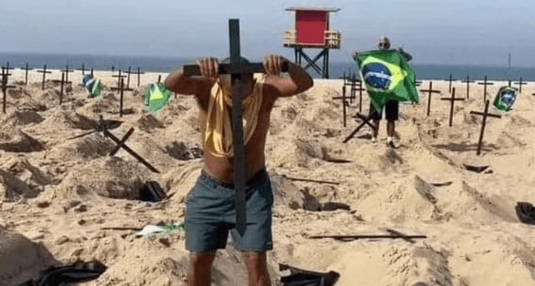 Protesto com cruzes em Copacabana gera comoção no país