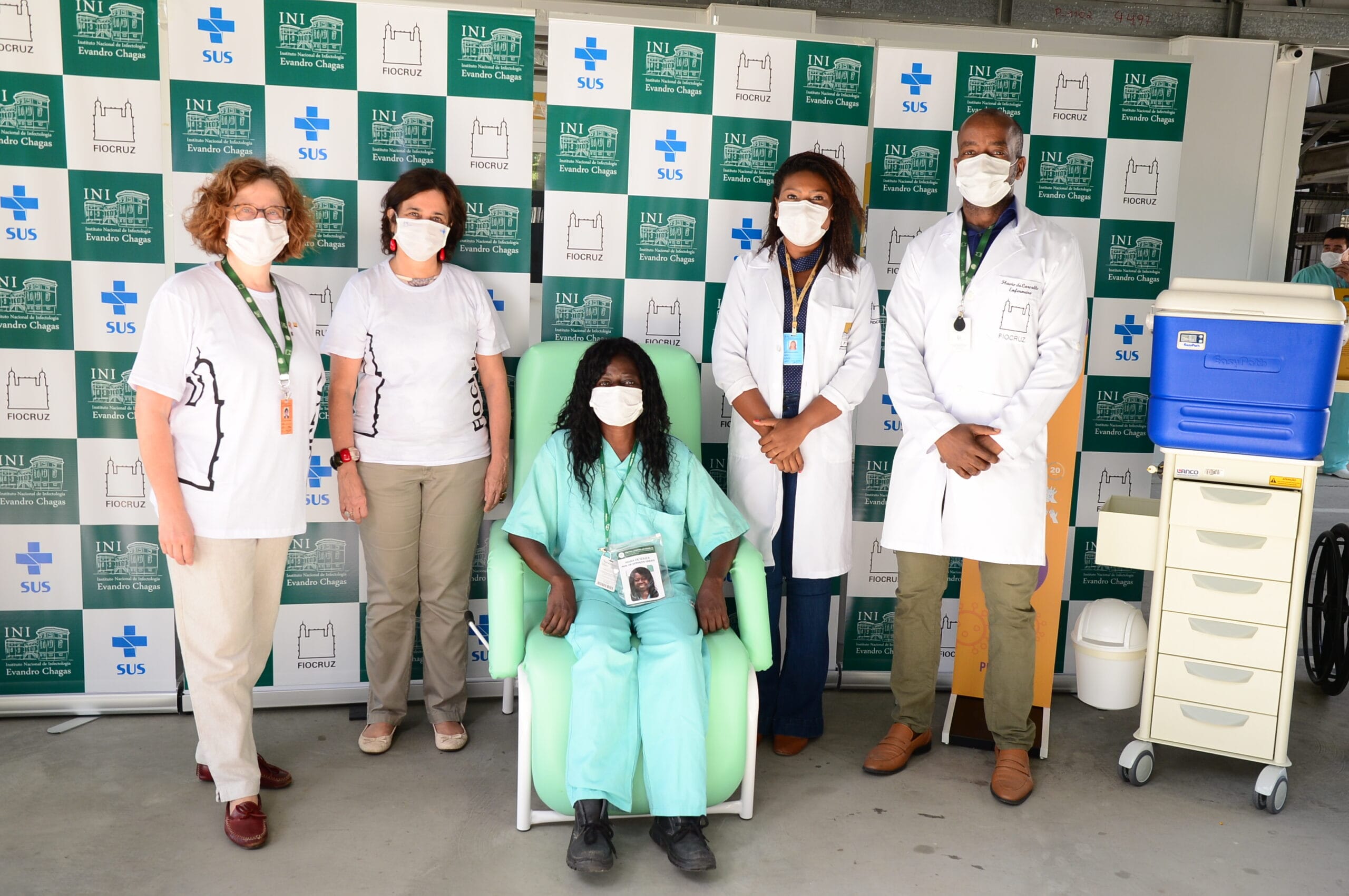 A auxiliar de serviços gerais Mara de Souza Silva, do Centro Hospitalar Covid-19 da Fiocruz, foi uma das primeiras trabalhadoras da Fiocruz a receber a vacina contra a covid-19. Ao seu lado direito, Valdiléa Veloso, diretora do Instituto Nacional de Infectologia Evandro Chagas (INI)/Fiocruz, e Nísia Trindade Lima, presidente da Fiocruz. Ao seu lado esquerdo, Ananza Tainá, coordenadora do Centro de Imunobiológicos Especiais do INI, e o enfermeiro Flávio de Carvalho, que aplicaram as vacinas naquele dia. Rio de Janeiro (RJ), 20 jan. 2021. Foto: Peter Ilicciev/CCS/Fiocruz.