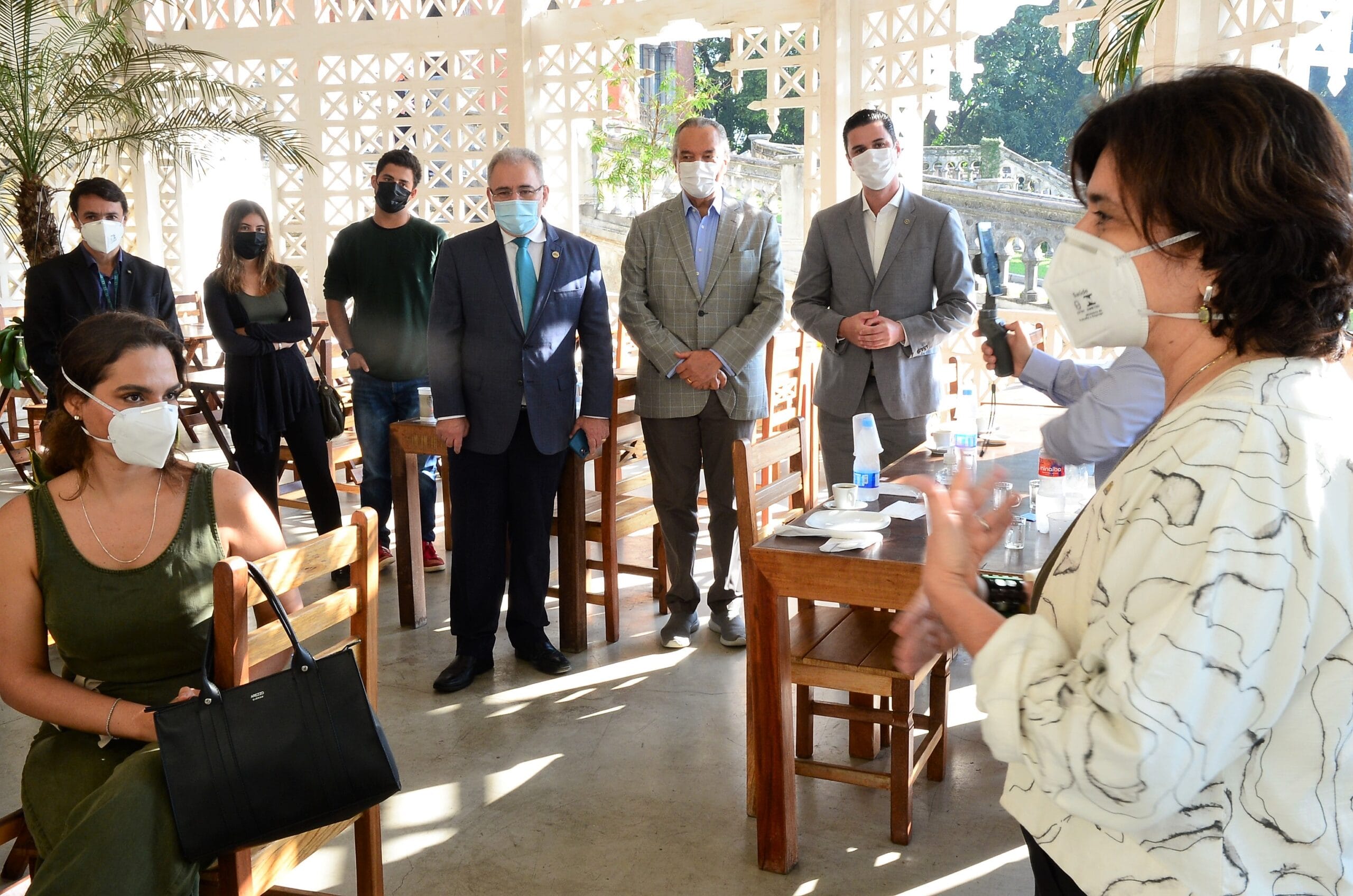 Nísia Trindade Lima, presidente da Fiocruz, e a nova secretária de enfrentamento à covid-19 do Ministério da Saúde, Luana Araújo, na Casa de Chá, na Fiocruz. Ao centro da imagem. O ministro da Saúde Marcelo Queiroga e, à sua esquerda, o Presidente da Federação das Indústrias do Rio de Janeiro (Firjan), Eduardo Eugênio Gouvêa Vieira. Rio de Janeiro (RJ), 17 mai. 2021. Foto: Peter Ilicciev/CCS/Fiocruz.