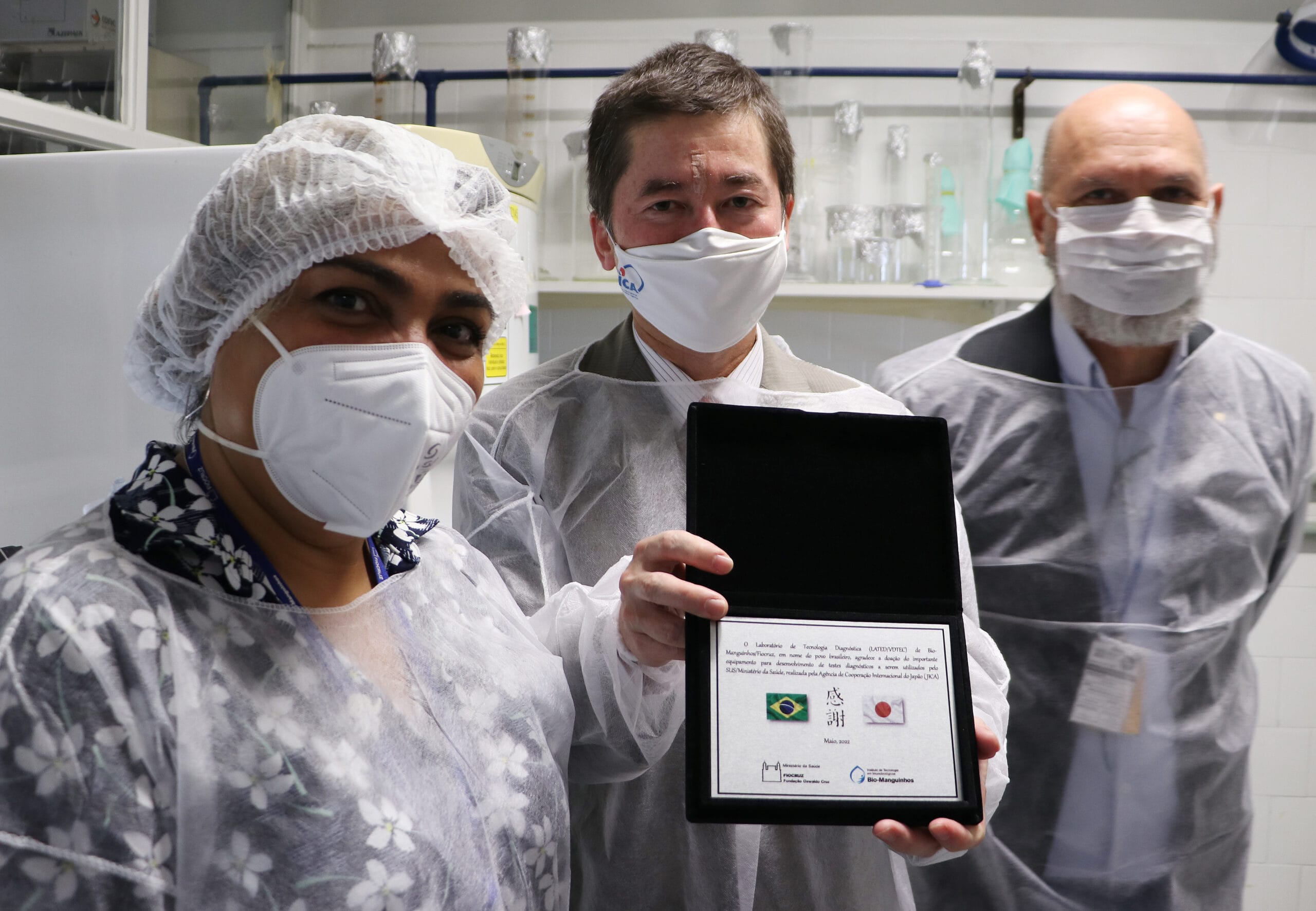 Representante Chefe da Agência de Cooperação Internacional do Japão (Jica) no Brasil, Masayuki Eguchi, recebe homenagem da equipe do Laboratório de Tecnologia Diagnóstica de Bio-Manguinhos, por ocasião da visita de comitivas do consulado do Japão e da JICA, para doação de equipamentos e para discutir ações de cooperação entre o Japão e o Brasil para melhoria na capacidade de respostas à covid-19. Rio de Janeiro (RJ), 12 mai. 2022. Foto: Peter Ilicciev/CCS/Fiocruz.