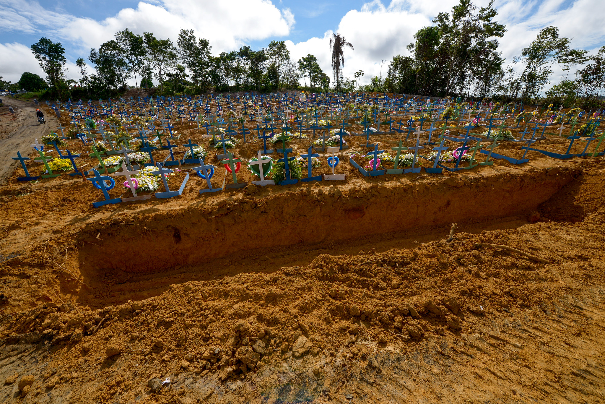 Brasil supera 400 mil mortes em meio a alerta de especialistas