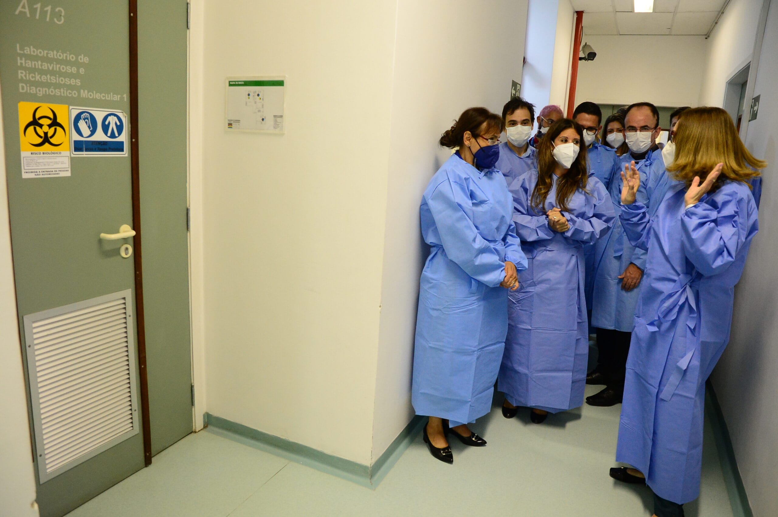 Maria Van Kerkhove (ao centro), líder técnica para covid-19 da Organização Mundial da Saúde, e Socorro Gross (à sua direita), representante da Opas/OMS no Brasil, conhecem laboratórios do Instituto Oswaldo Cruz, conduzidas pela pesquisadora Marilda Siqueira, como parte das atividades da visita à Fiocruz para reunião sobre os aprendizados e desafios para garantir investimentos em futuras emergências sanitárias. Rio de Janeiro (RJ), 06 mai. 2022. Foto: Peter Ilicciev/CCS/Fiocruz.