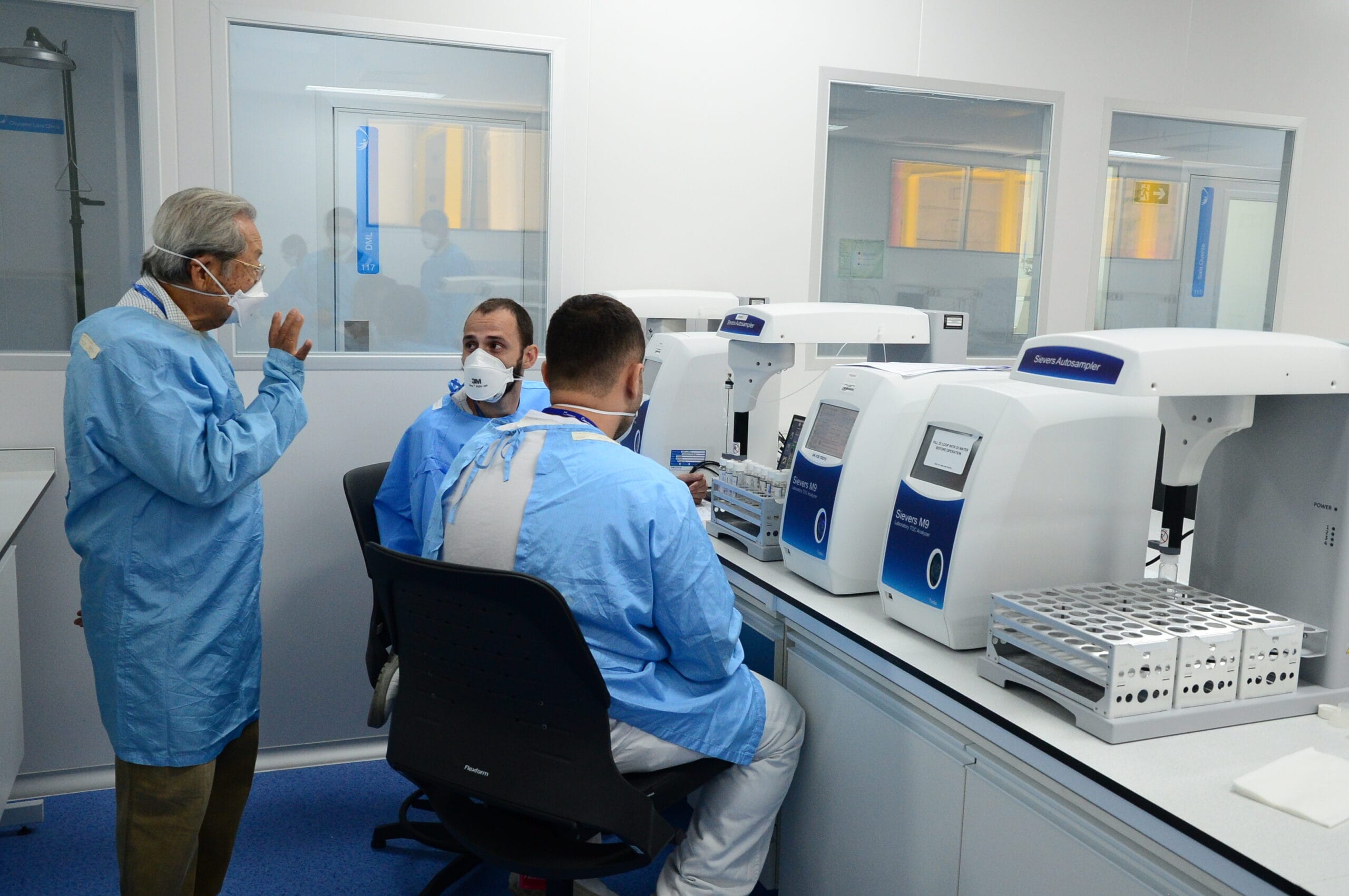 Akira Homma conduz visita ao então inaugurado Laboratório de Análises Físico-Químicas (Lafiq) de Bio-Manguinhos. Rio de Janeiro (RJ), 23 nov. 2021. Foto: Peter Ilicciev/CCS/Fiocruz.