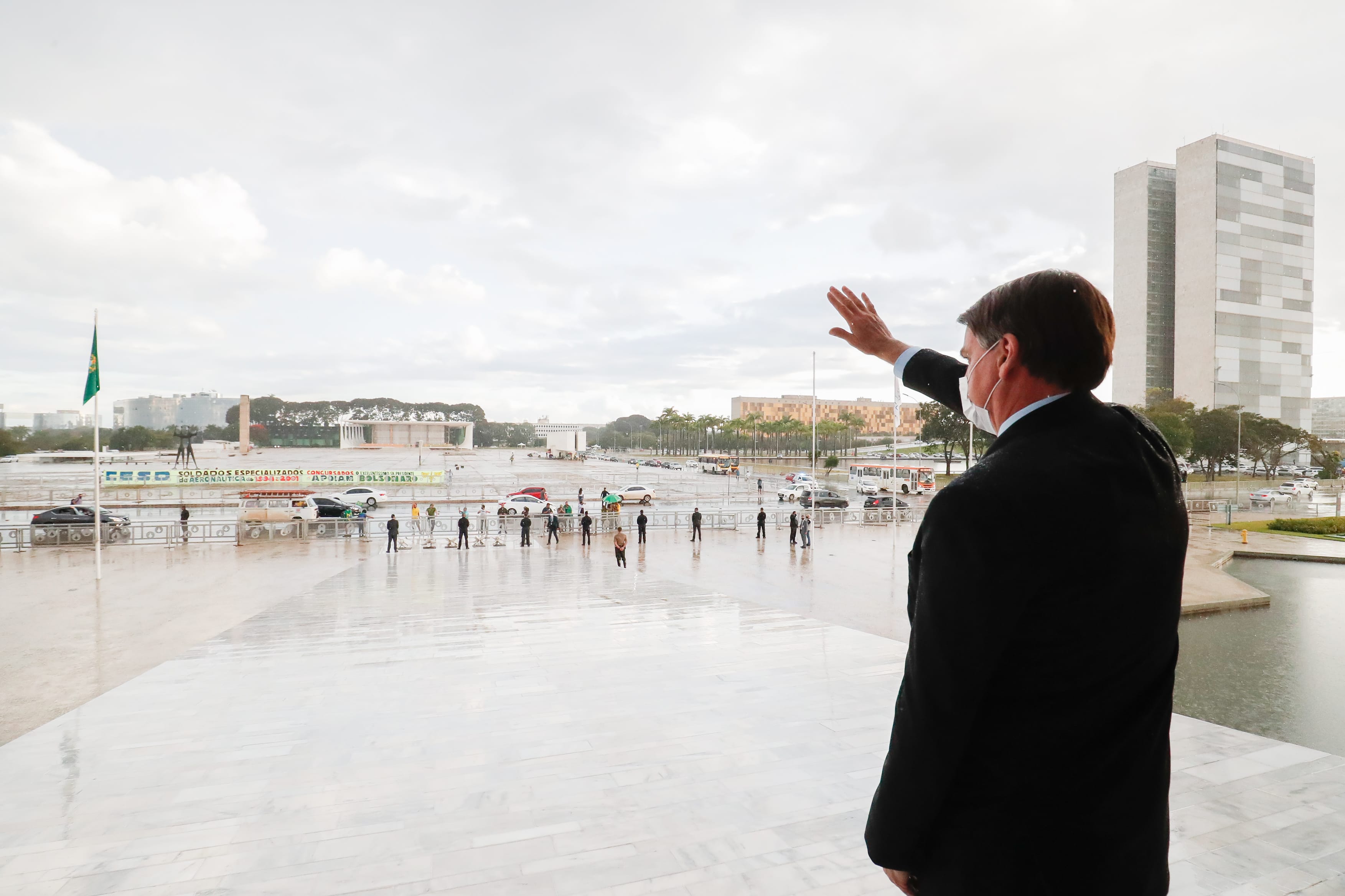 Bolsonaro volta a criticar medidas de restrição adotadas por governadores
