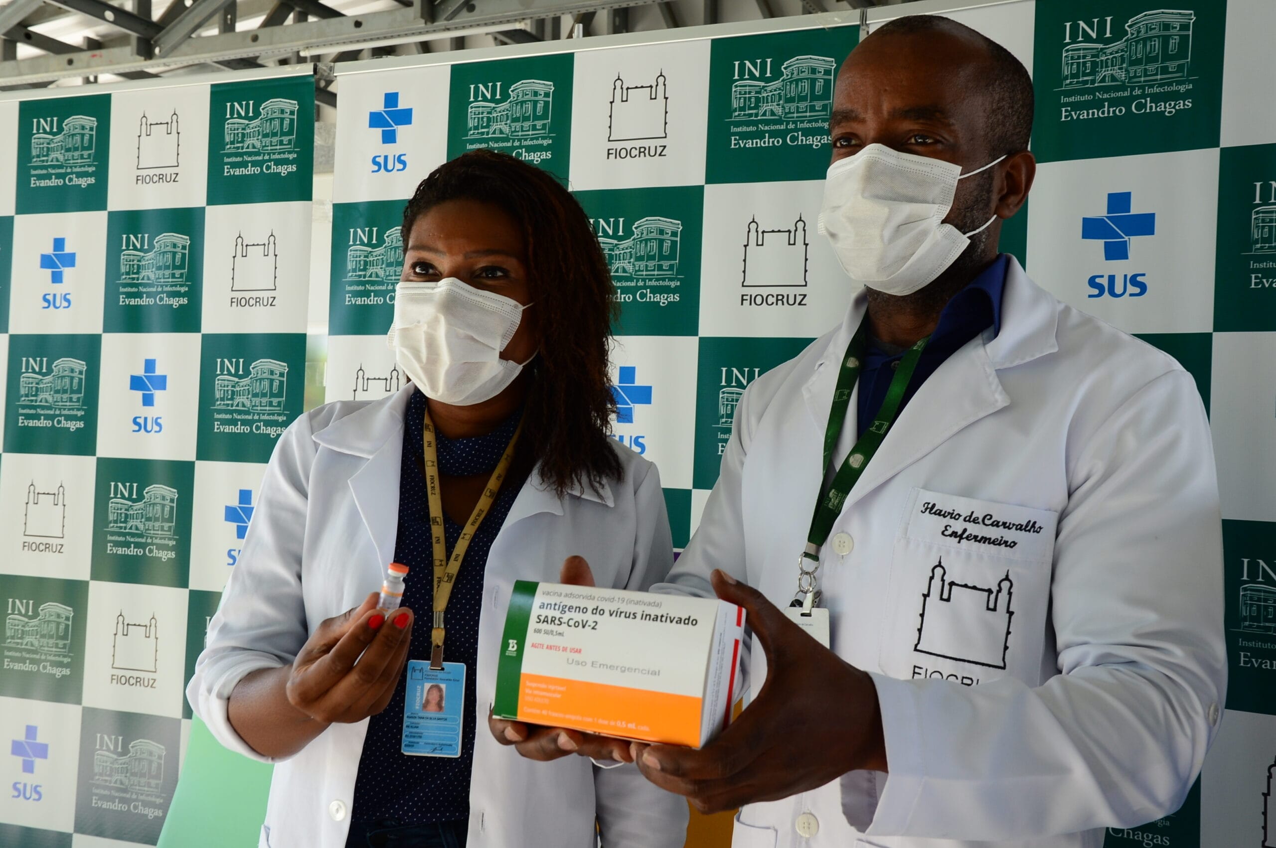 Ananza Tainá, coordenadora do Centro de Imunobiológicos Especiais do INI, e o enfermeiro Flávio de Carvalho, que aplicaram as vacinas nos primeiros trabalhadores da Fiocruz a serem imunizados. Rio de Janeiro (RJ), 20 jan. 2021. Foto: Peter Ilicciev/CCS/Fiocruz.
