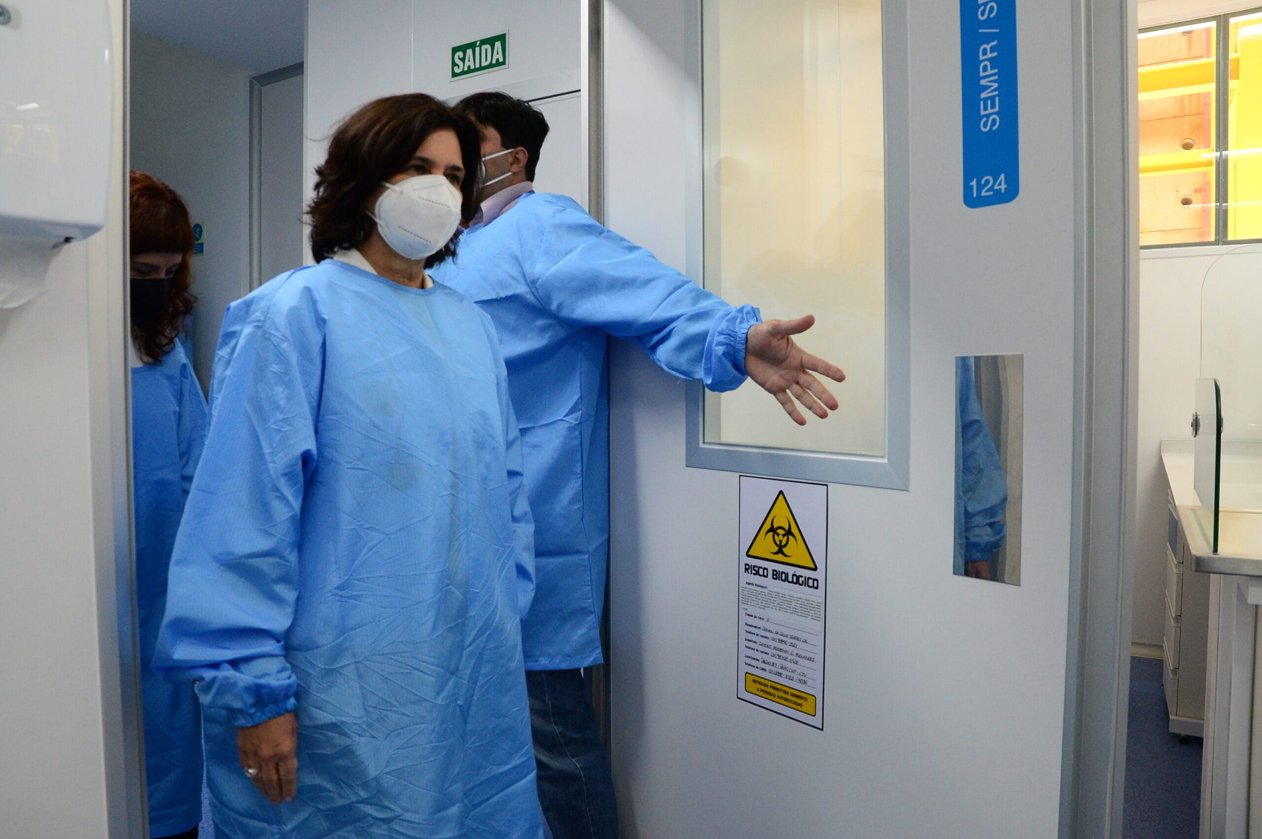 Nísia Trindade Lima, presidente da Fiocruz, em visita ao então inaugurado Laboratório de Análises Físico-Químicas (Lafiq) de Bio-Manguinhos. Rio de Janeiro (RJ), 23 nov. 2021. Foto: Peter Ilicciev/CCS/Fiocruz.