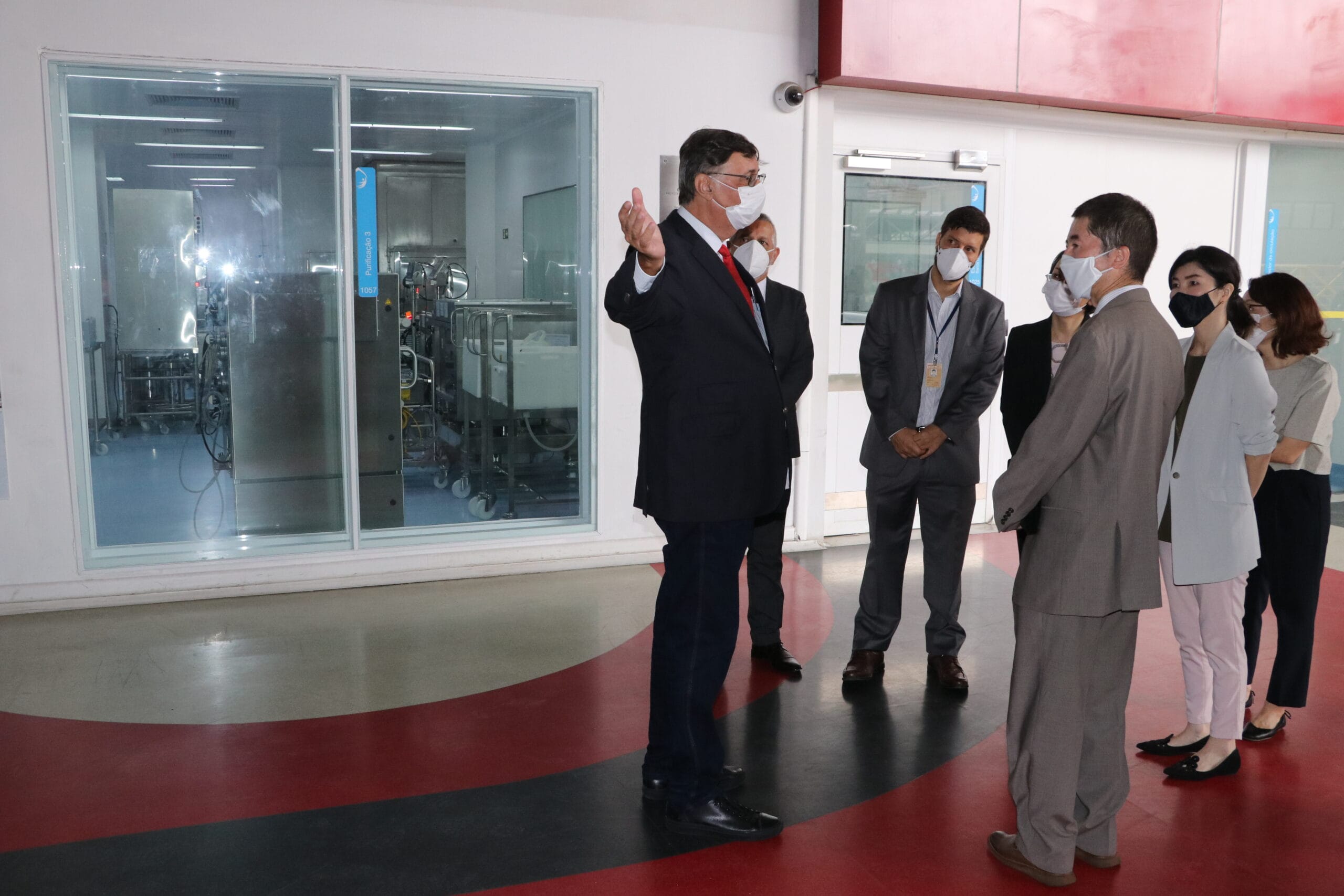 Em visita à Fiocruz, o representante da Agência de Cooperação Internacional do Japão (JICA) no Brasil, Masayuki Eguchi (de terno claro), e membros da delegação japonesa conhecem as instalações da fábrica de vacinas de Bio-Manguinhos, conduzidos por Antonio Barbosa, gestor da Coordenação Tecnológica (Cotec) de Bio-Manguinhos/Fiocruz, e por Pedro Burger, Coordenador-Adjunto do Centro de Relações Internacionais em Saúde – CRIS/Fiocruz. Rio de Janeiro (RJ), 12 mai. 2022. Foto: Peter Ilicciev/CCS/Fiocruz.