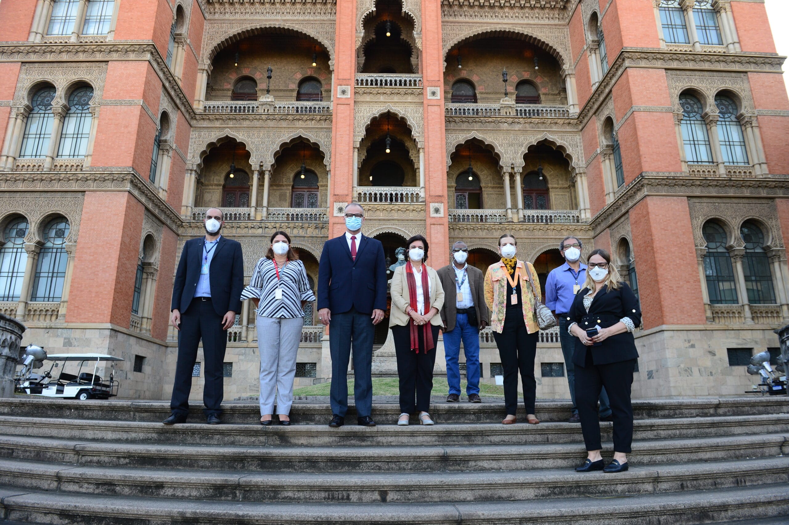 Visita do diretor-presidente da Anvisa, almirante Antonio Barra Torres, à Fiocruz. Da esquerda para a direita: Daniel Godoy e Rosane Cuber, representando Bio-Manguinhos; Barra Torres; Nísia Trindade Lima, presidente da Fiocruz; Valber Frutuoso; Célia Romão, da diretoria do Instituto Nacional de Controle de Qualidade (INCQS)/Fiocruz; Rivaldo Venâncio da Cunha, coordenador de Vigilância em Saúde e Laboratórios de Referência/Fiocruz; e Maria Inês Rodrigues, assessora da presidência. Rio de Janeiro (RJ), 23 jul. 2021. Foto: Peter Ilicciev/CCS/Fiocruz.