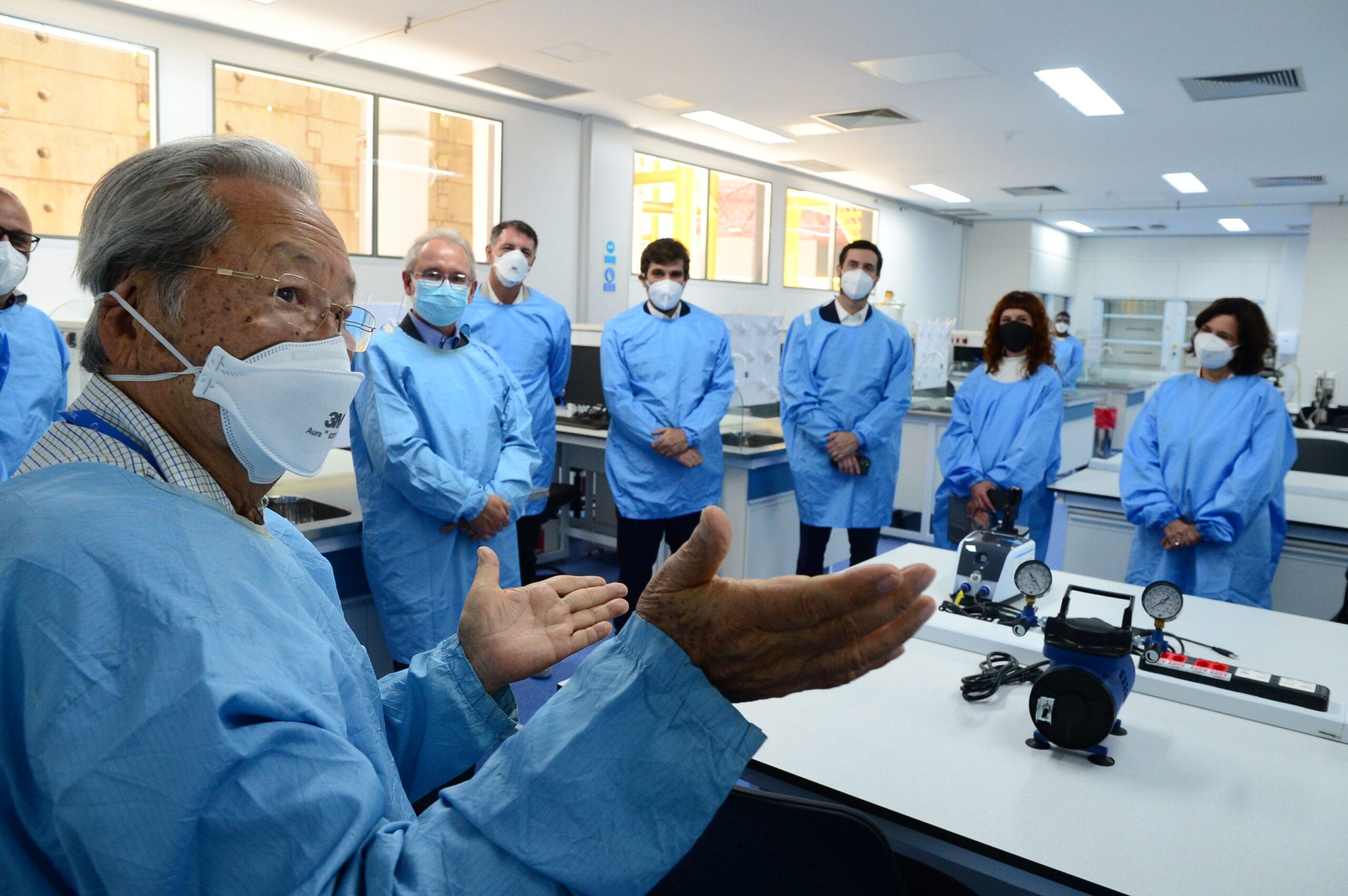 Akira Homma conduz visita ao então inaugurado Laboratório de Análises Físico-Químicas (Lafiq) de Bio-Manguinhos. Rio de Janeiro (RJ), 23 nov. 2021. Foto: Peter Ilicciev/CCS/Fiocruz.