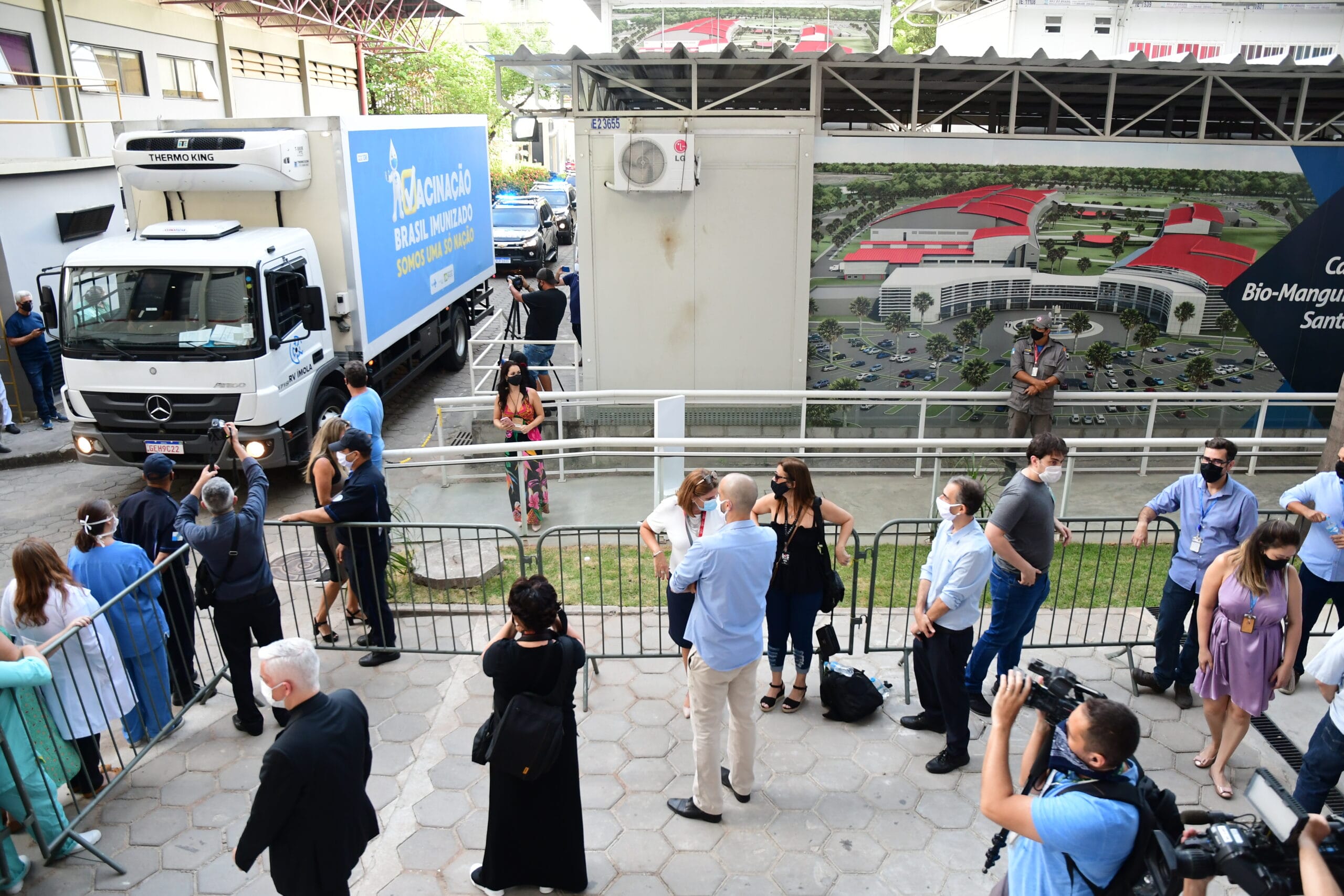 Chegada, na Fiocruz (campus de Manguinhos), de caminhão com doses da vacina Oxford/AstraZeneca importadas da Índia para distribuição ao Ministério da Saúde. Rio de Janeiro (RJ), 23 de janeiro de 2021. Foto: Peter Ilicciev/CCS/Fiocruz.