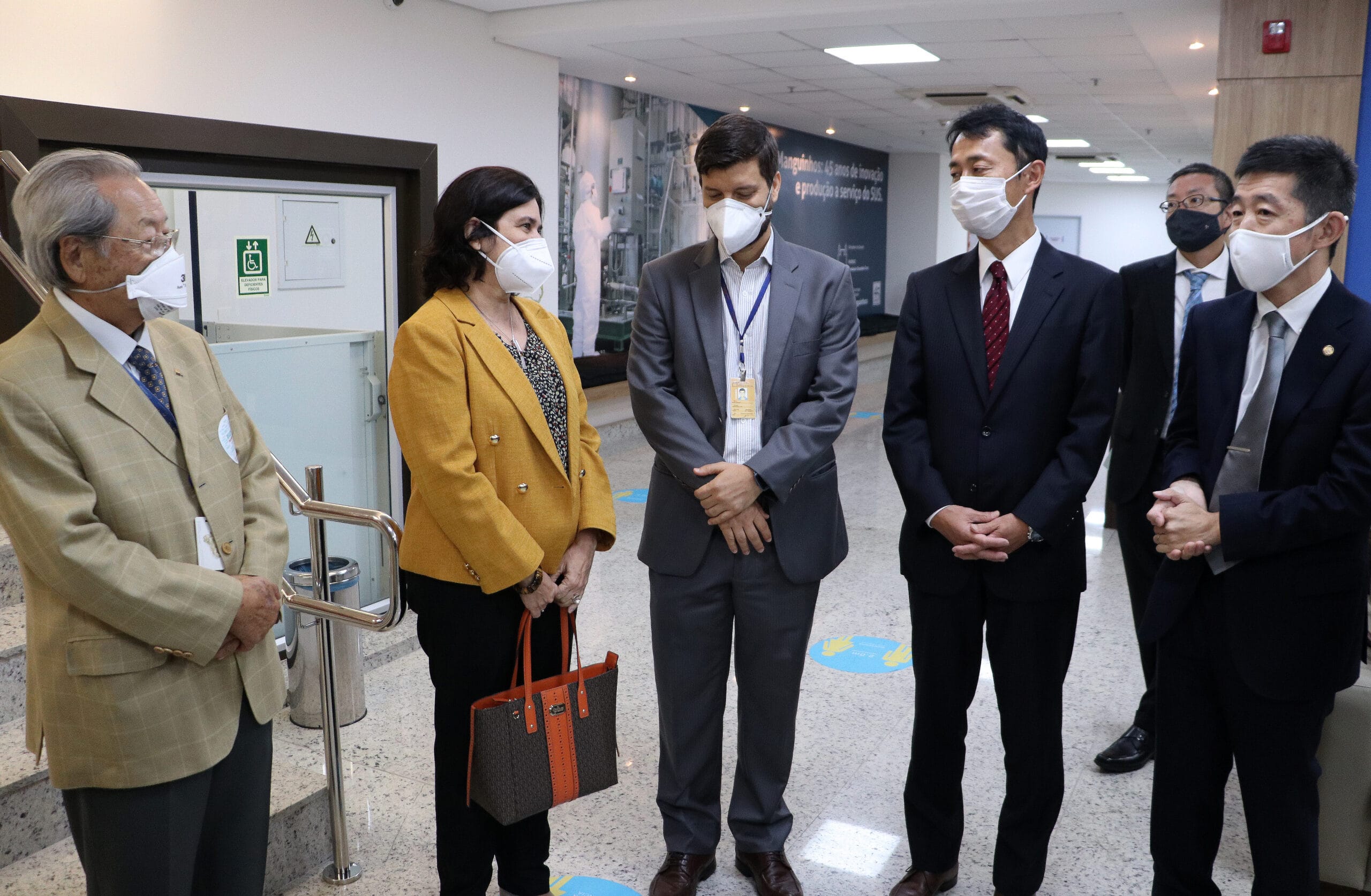 Visita de comitivas do consulado do Japão e da Agência de Cooperação Internacional do Japão (Jica) em visita à Fiocruz, para doação de equipamentos e para discutir ações de cooperação entre o Japão e o Brasil para melhoria na capacidade de respostas à covid-19. Da esquerda para a direita: Akira Homma, assessor científico sênior de Bio-Manguinos; Nísia Trindade Lima, presidente da Fiocruz; Pedro Burger, Coordenador-Adjunto do Centro de Relações Internacionais em Saúde – CRIS/Fiocruz; e Teiji Hayashi, embaixador do Japão no Brasil, e outros membros da delegação japonesa. Rio de Janeiro (RJ), 12 mai. 2022. Foto: Peter Ilicciev/CCS/Fiocruz.