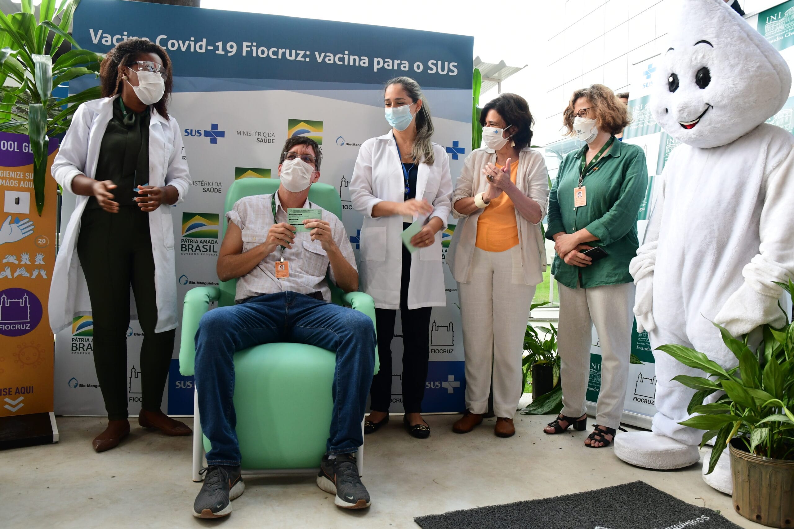 Fiocruz dá início à aplicação da vacina AstraZeneca