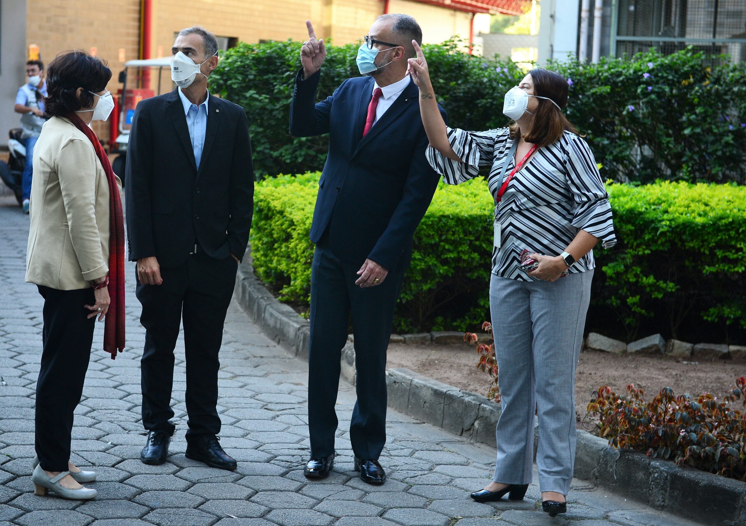 O diretor-presidente da Anvisa, almirante Antonio Barra Torres (gravata vermelha) em sua visita a Bio-Manguinhos, acompanhado de Luiz Lima, Vice-Diretor de Produção de Bio-Manguinhos; Rosane Cuber, Vice-Diretora de Qualidade de Bio-Manguinhos; e Nísia Trindade Lima (à esquerda), presidente da Fiocruz. Rio de Janeiro (RJ), 23 jul. 2021. Foto: Peter Ilicciev/CCS/Fiocruz.