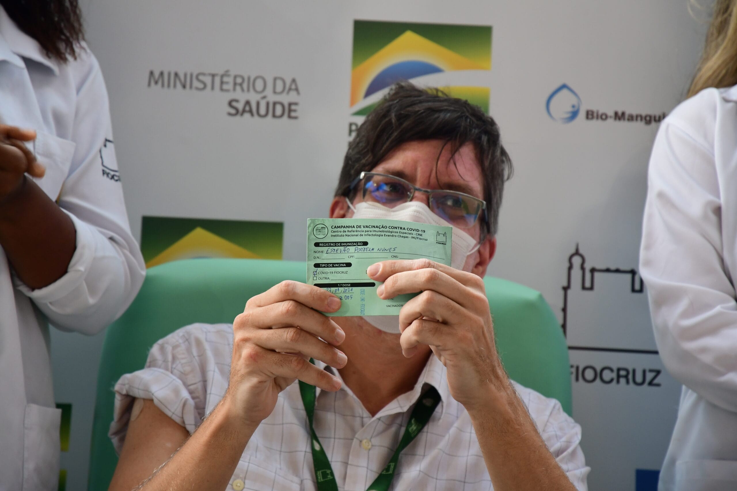 O médico Estevão Portela, do Instituto Nacional de Infectologia Evandro Chagas (INI)/Fiocruz, recebe dose da vacina Oxford/AstraZeneca. Rio de Janeiro (RJ), 23 de janeiro de 2021. Foto: Peter Ilicciev/CCS/Fiocruz.