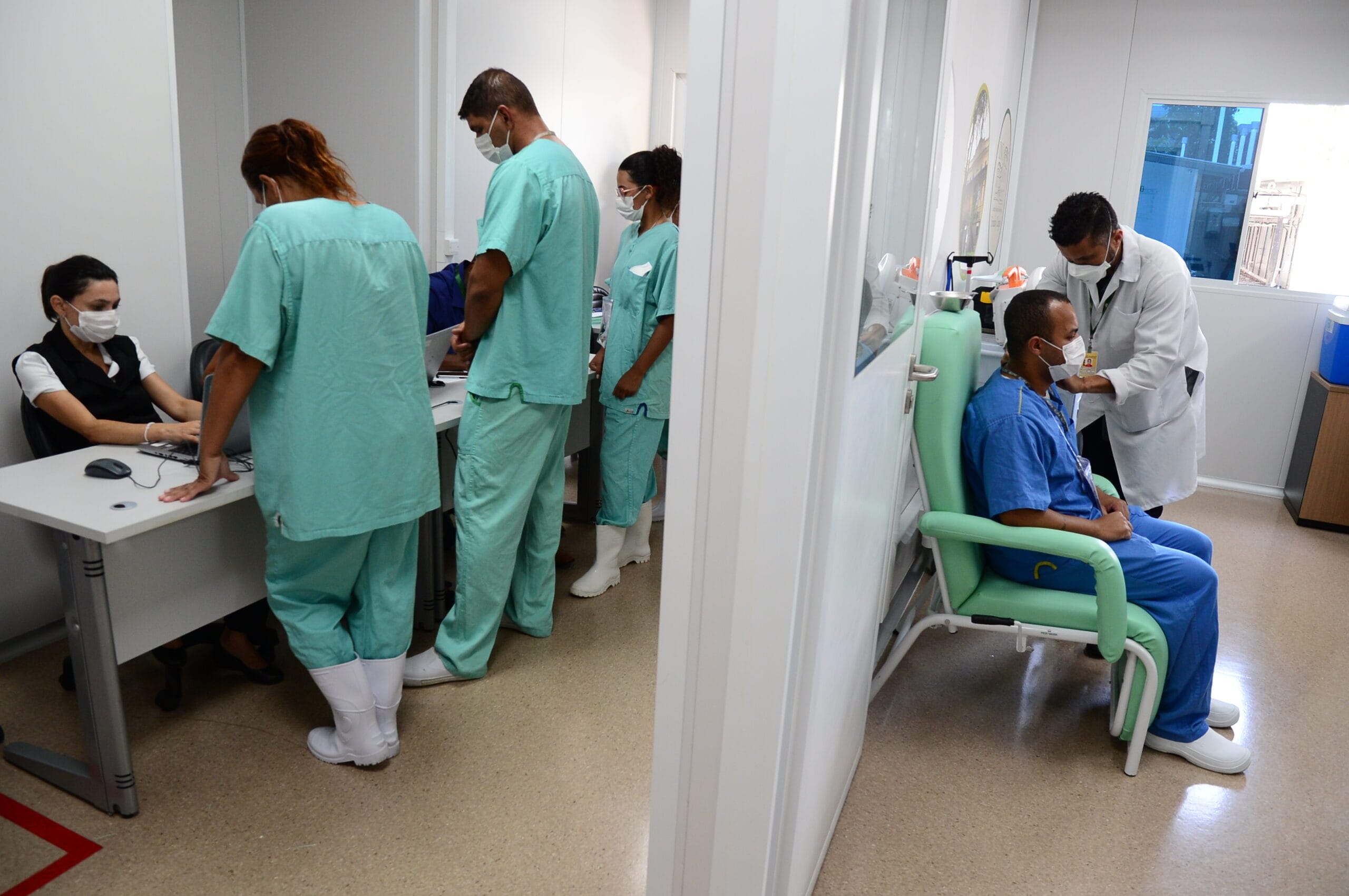 Vacinação de profissionais do Centro Hospitalar Covid-19. Rio de Janeiro (RJ), 20 jan. 2021. Foto: Peter Ilicciev/CCS/Fiocruz.